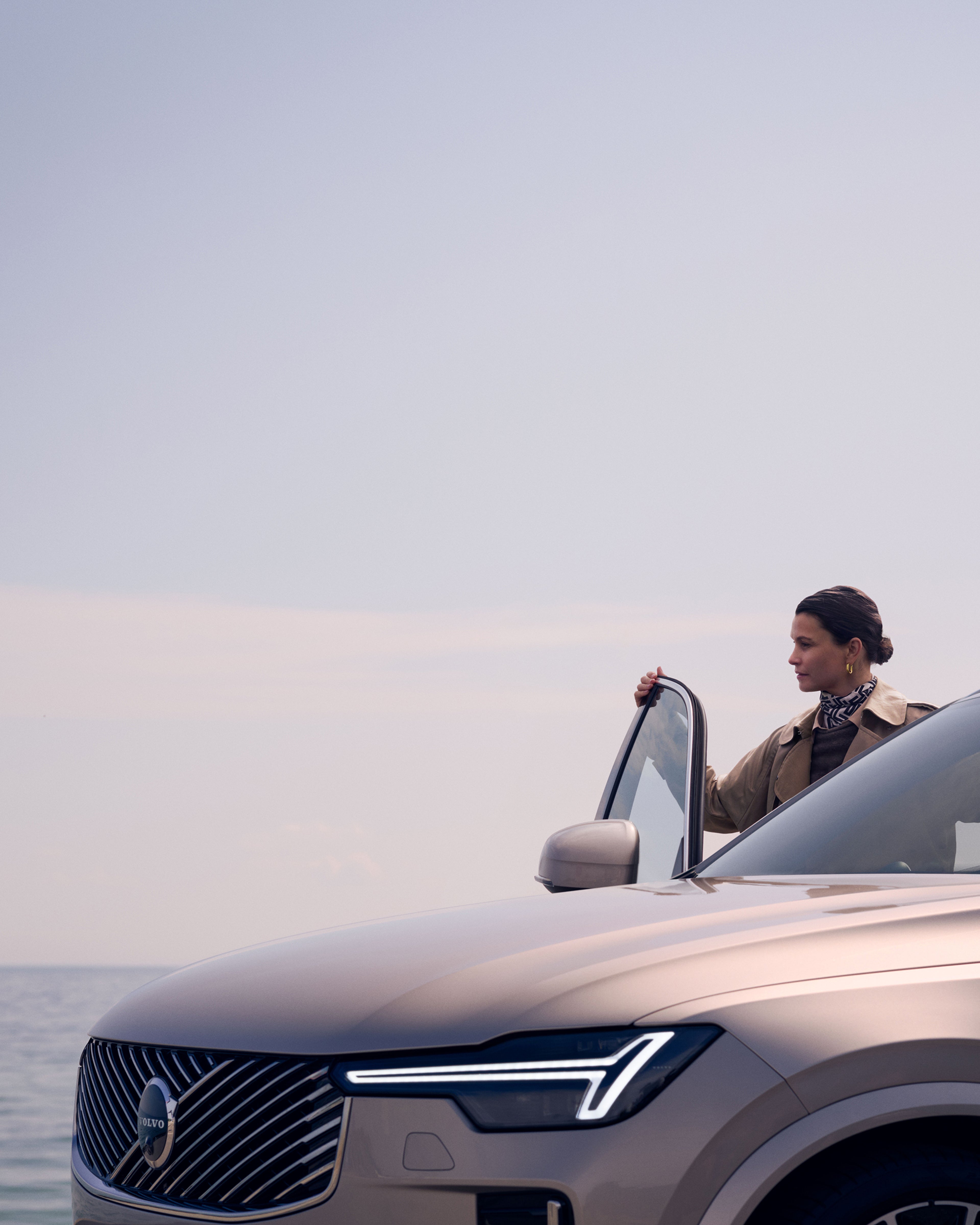 Nahaufnahme des Volvo XC90 mit einer Frau, die in einer geöffneten Beifahrertür steht