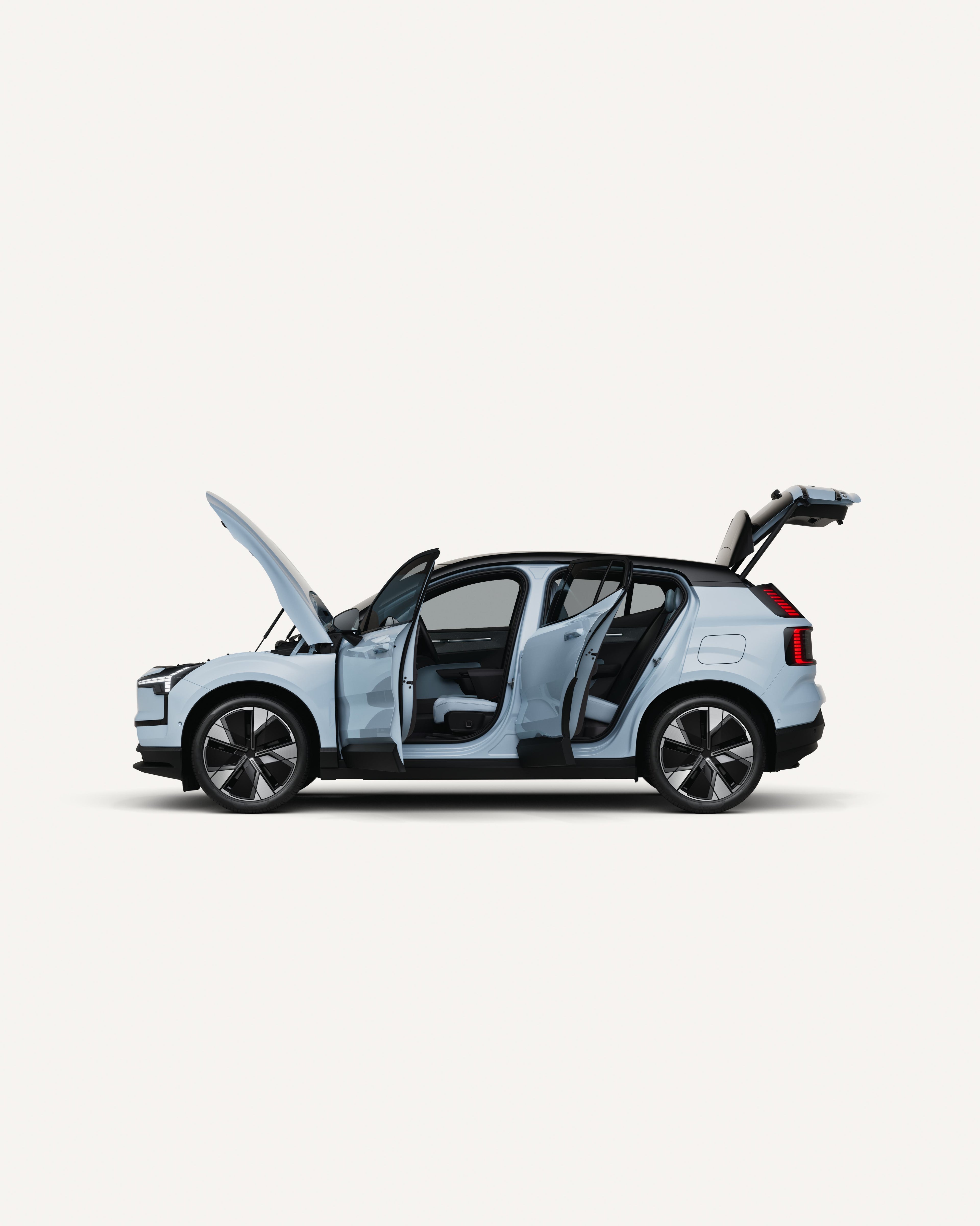 Seitenansicht des vollelektrischen Volvo EX30 mit offener Motorhaube, Türen und Kofferraum.