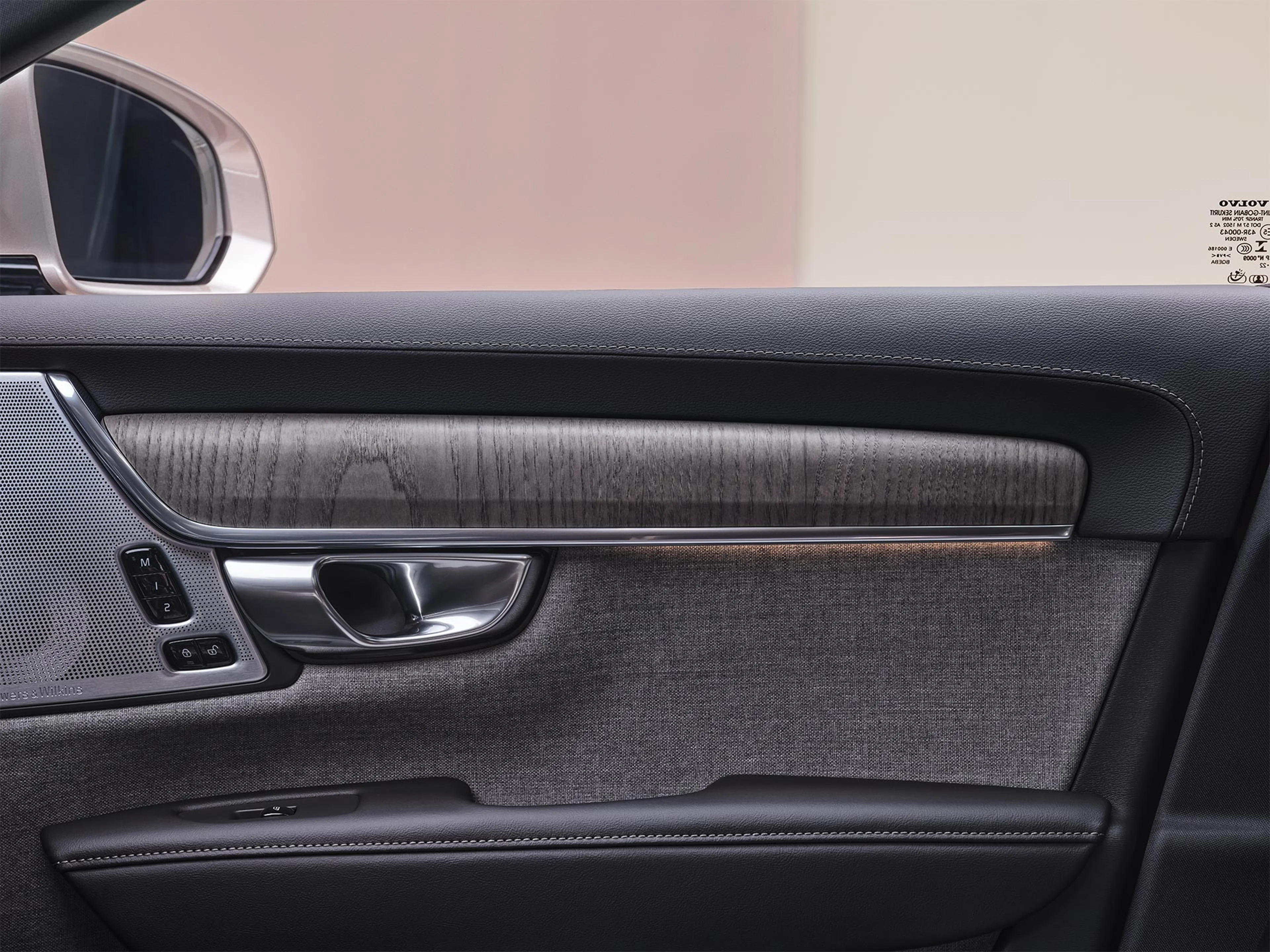 Náladové osvětlení v interiéru plug-in hybridního vozu Volvo V90.