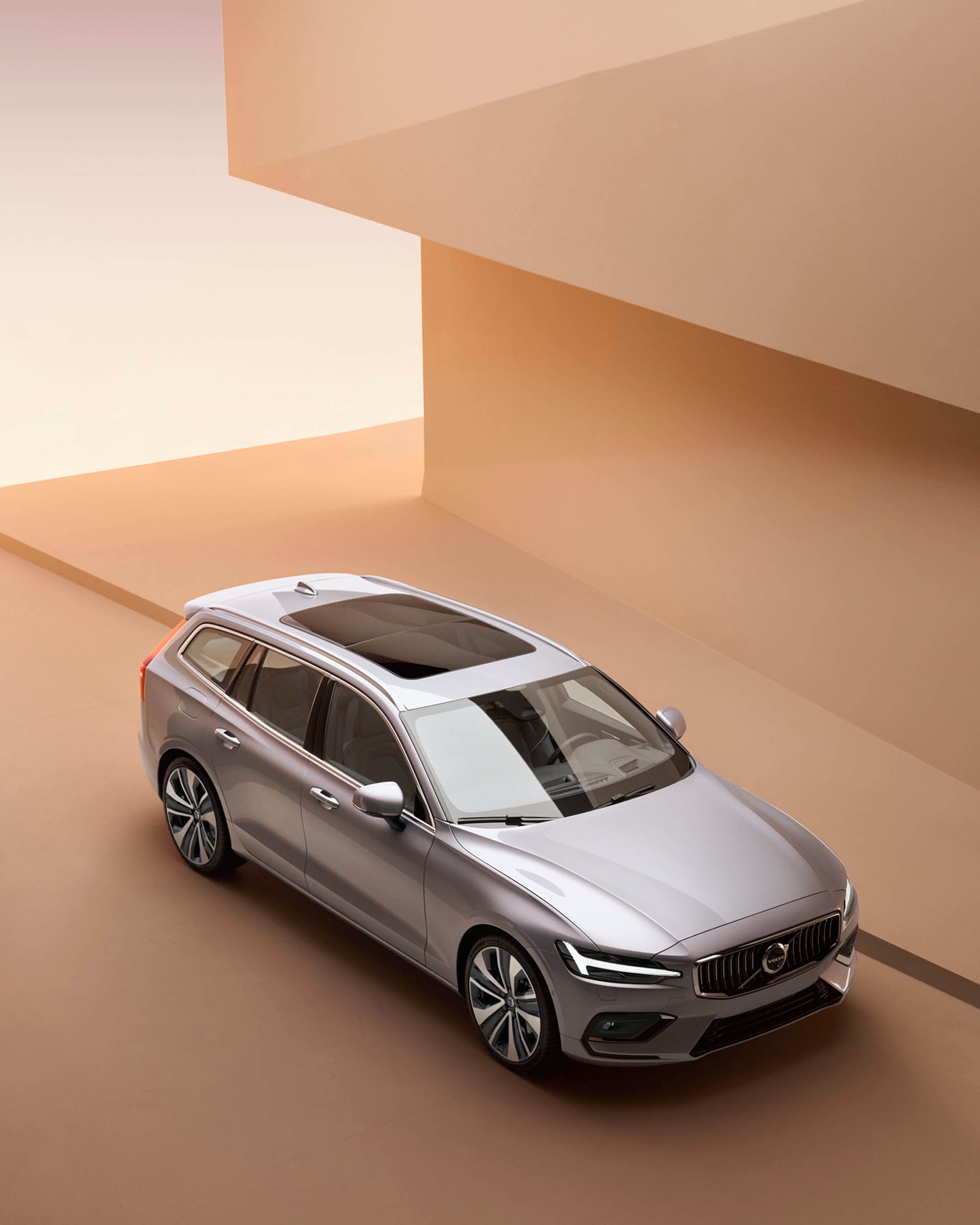 Un Volvo V60 mild hybrid vista aérea en la que destaca su techo panorámico