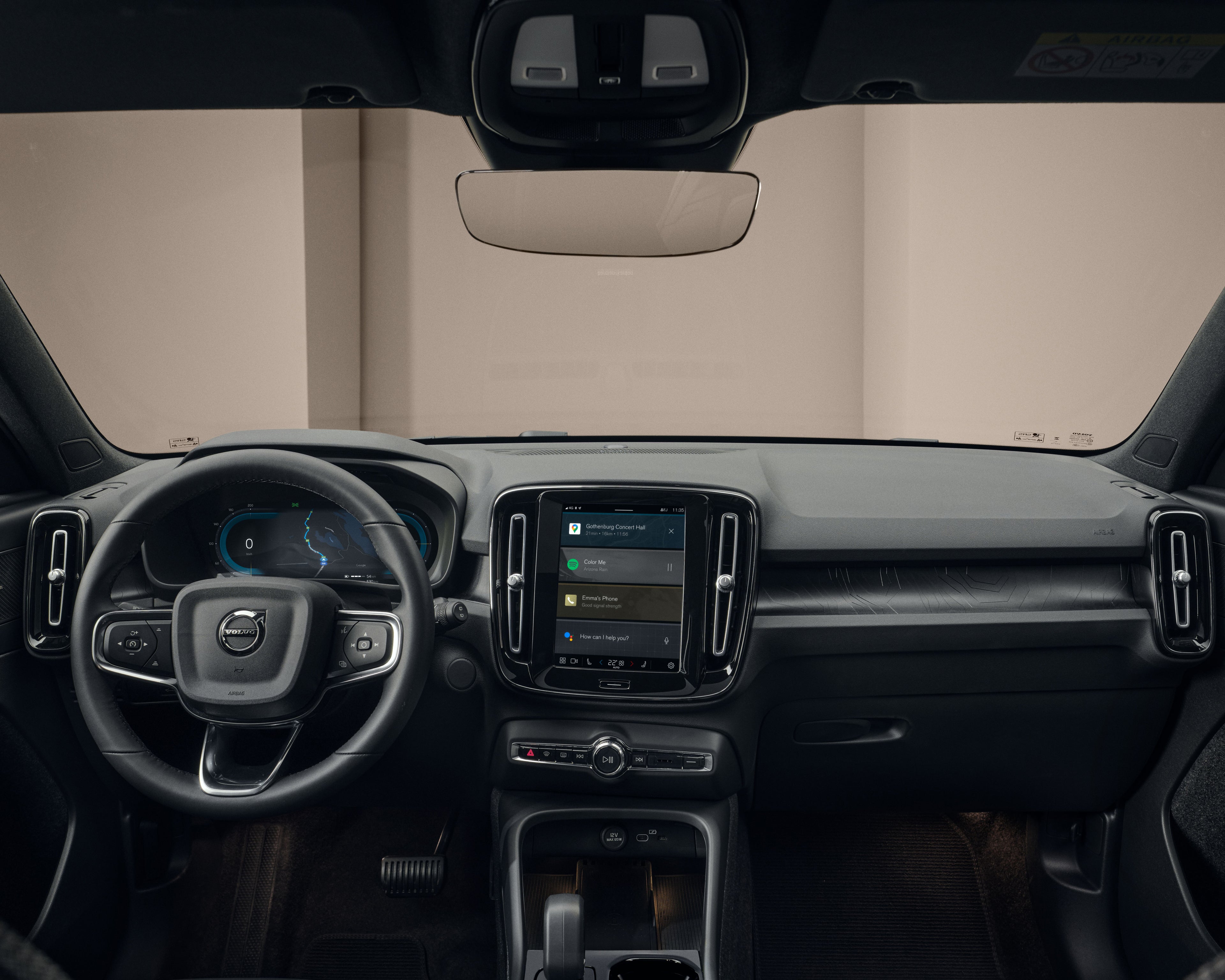 Volvo EX40 內裝的方向盤和中央觸控螢幕顯示器。