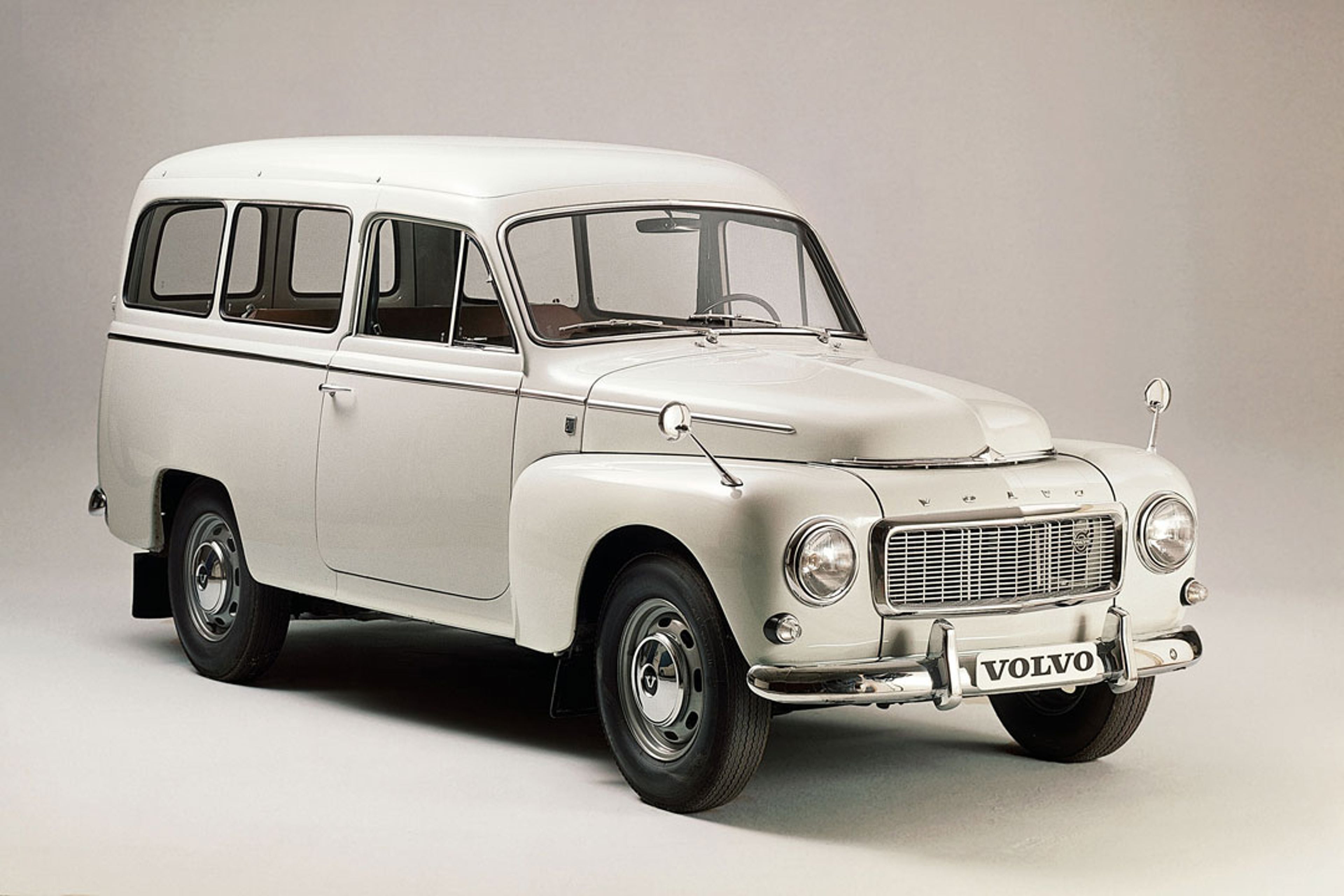 Un Volvo P210 Duett blanco en un estudio.
