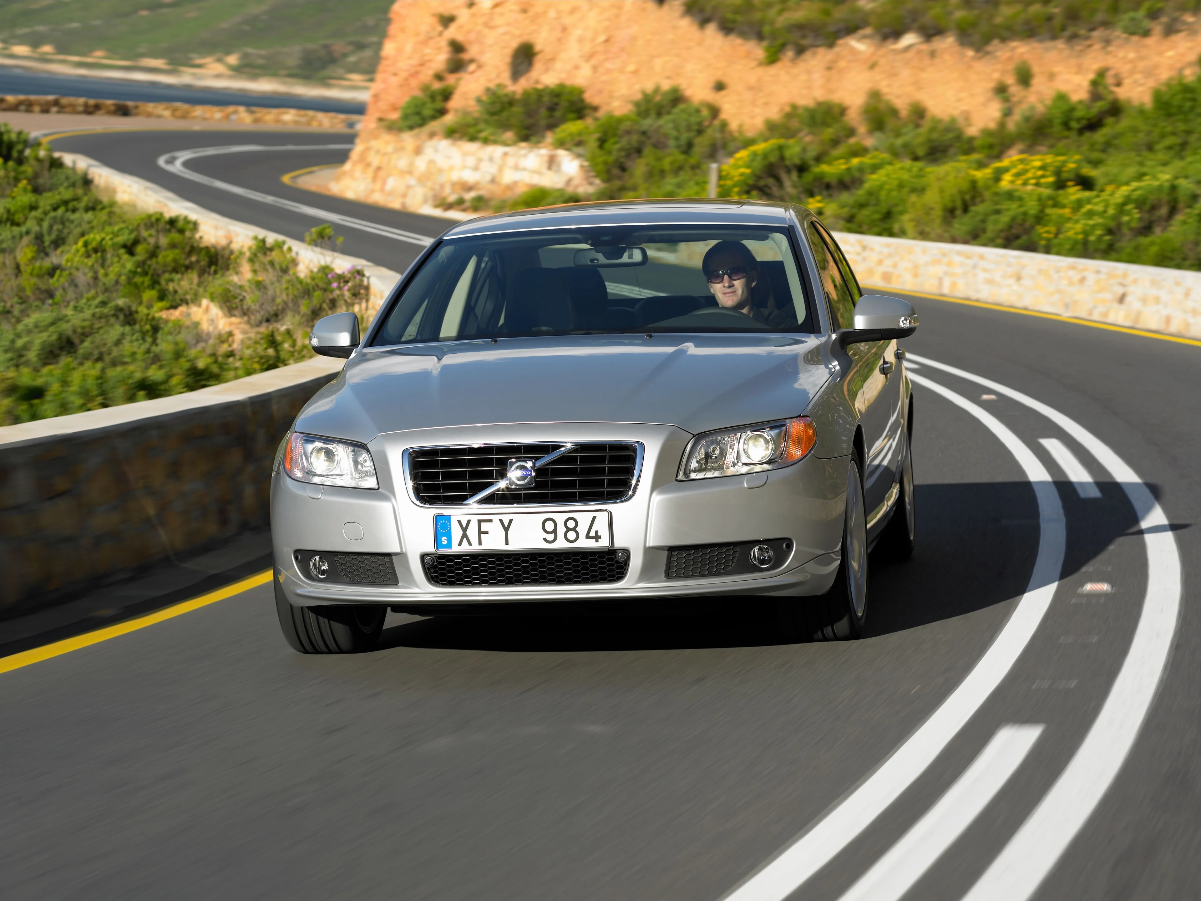 Pilt maanteel sõitvast Volvo S80-st.