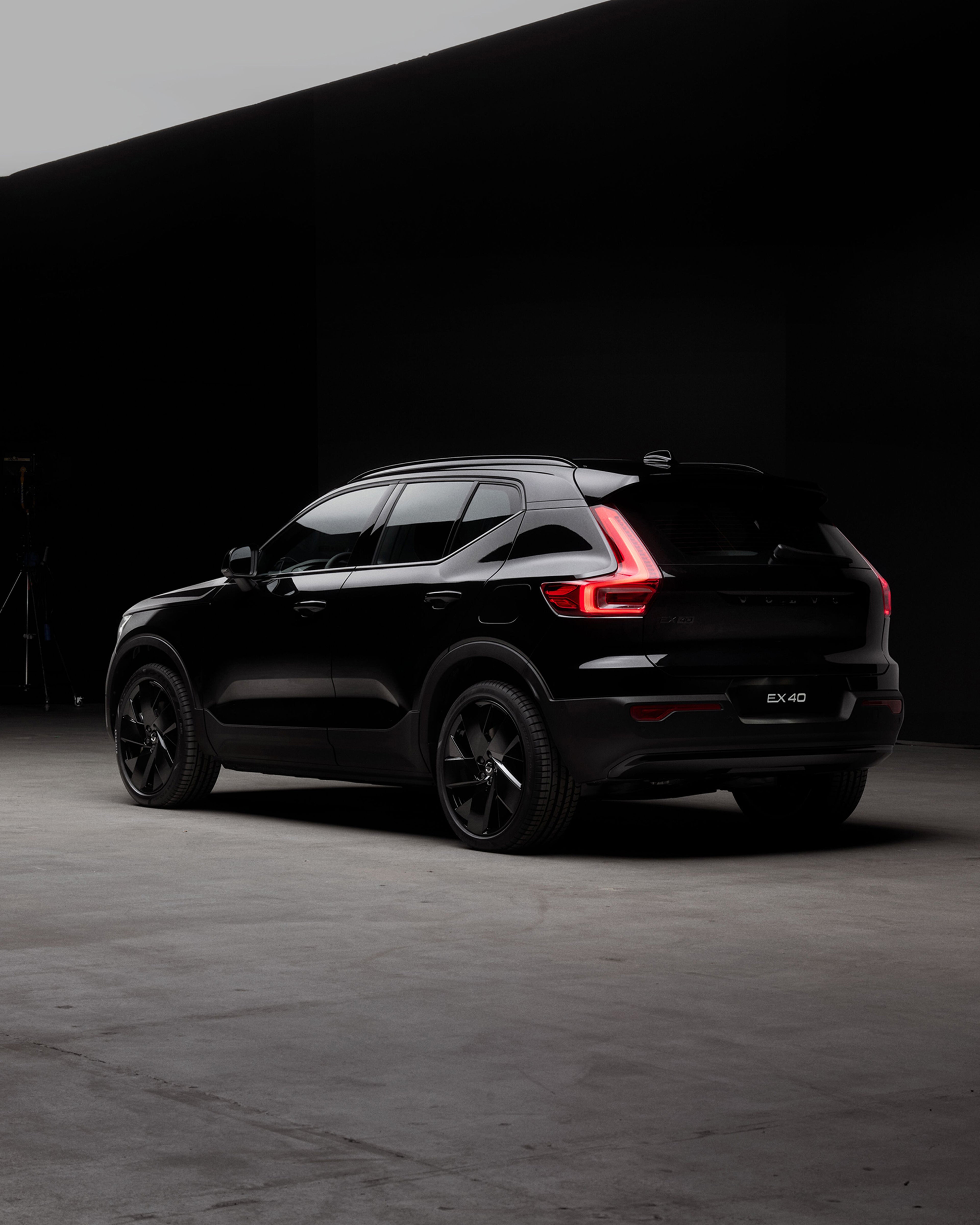 Rear-angle view of the EX40 electric black edition.