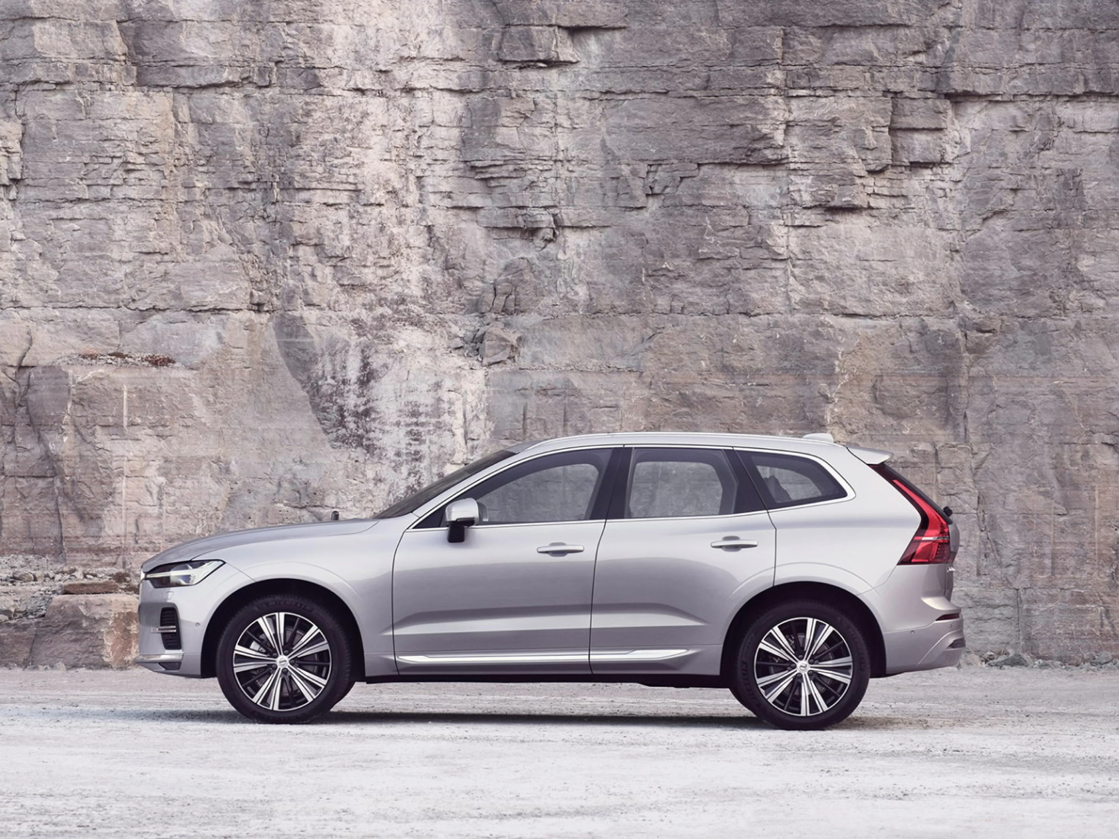 Volvo XC60 parkiran ispred kamenih zidova.
