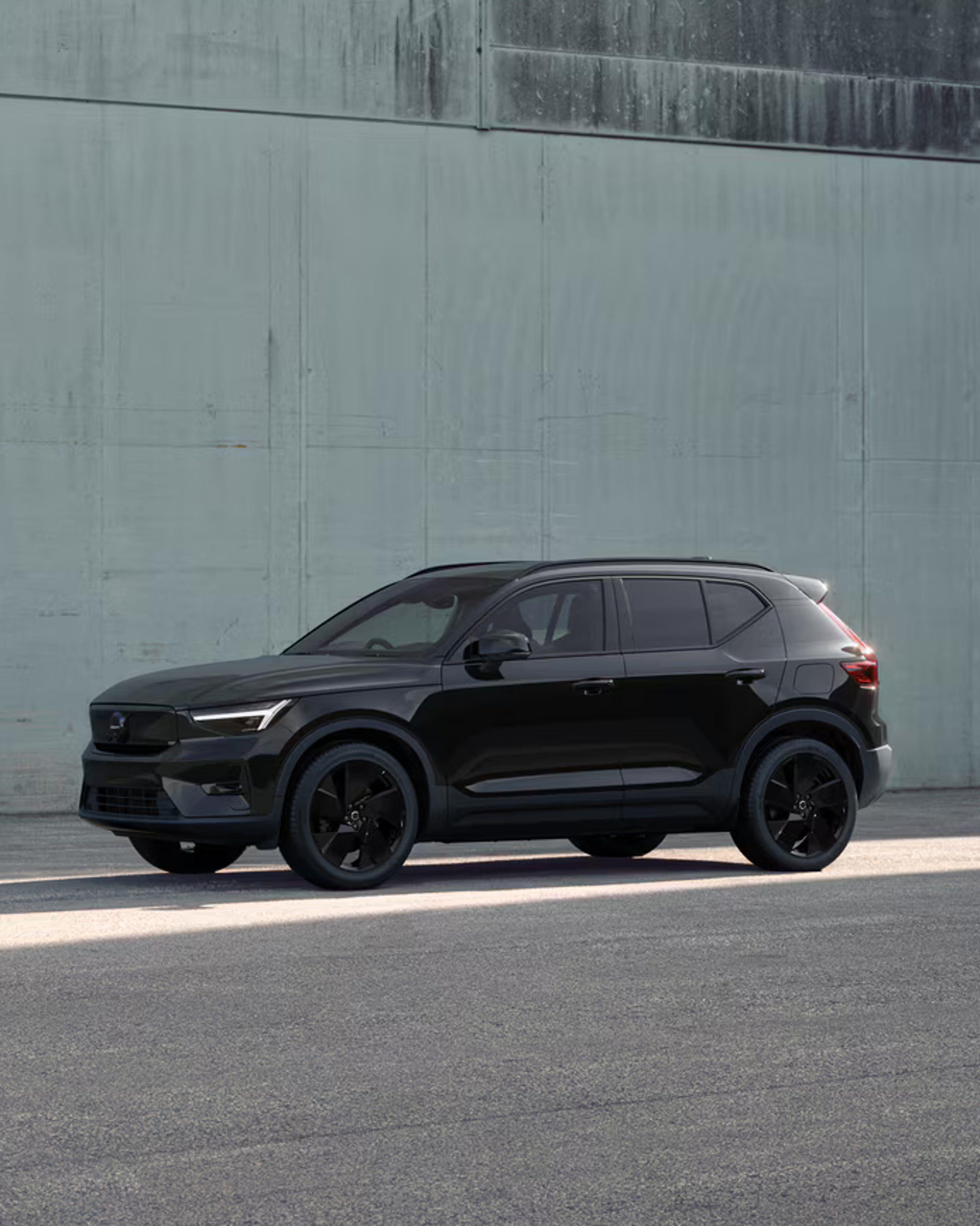 Front-angle view of the fully electric Volvo EX40 black edition