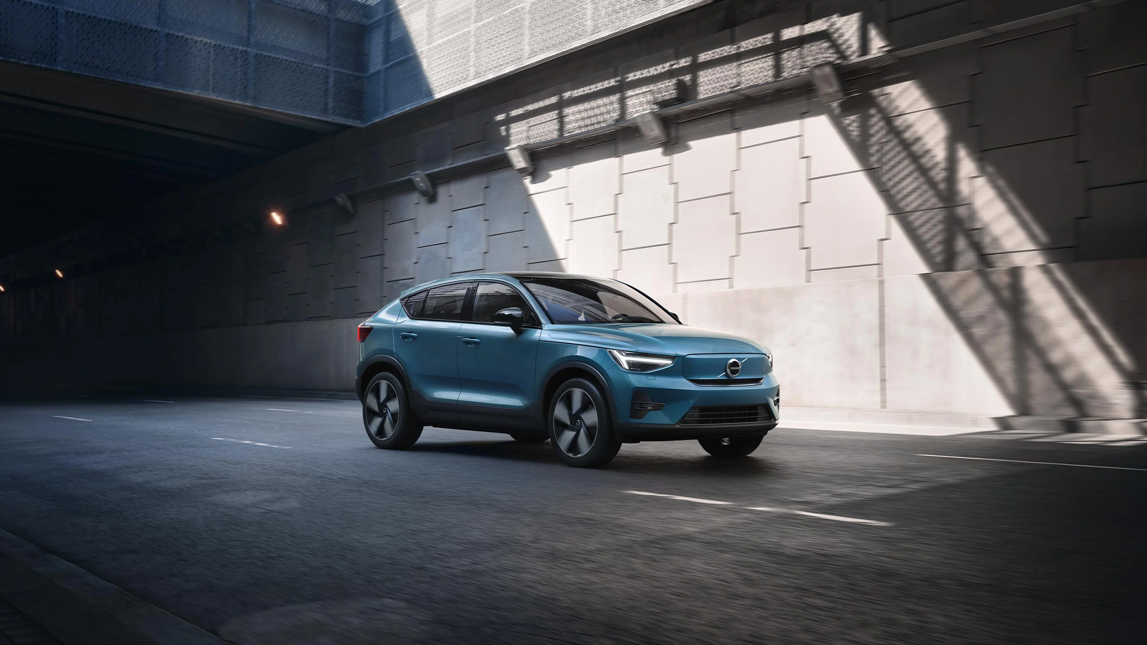 Дизайн екстер’єру Volvo C40 Recharge кольору Fjord Blue.