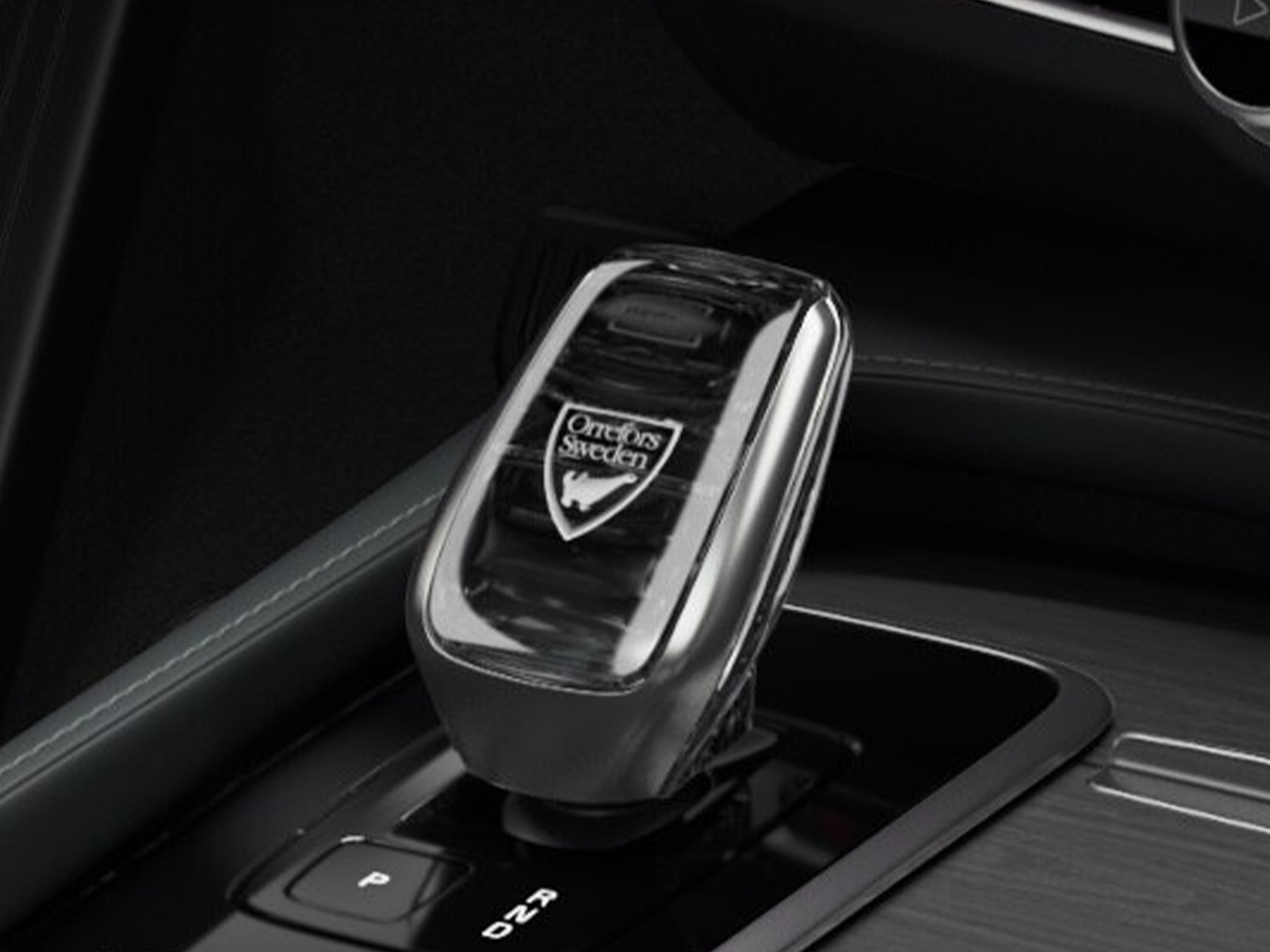 Inni í Volvo V90 Cross Country, gírstöng með ekta sænskum kristal frá Orrefors.