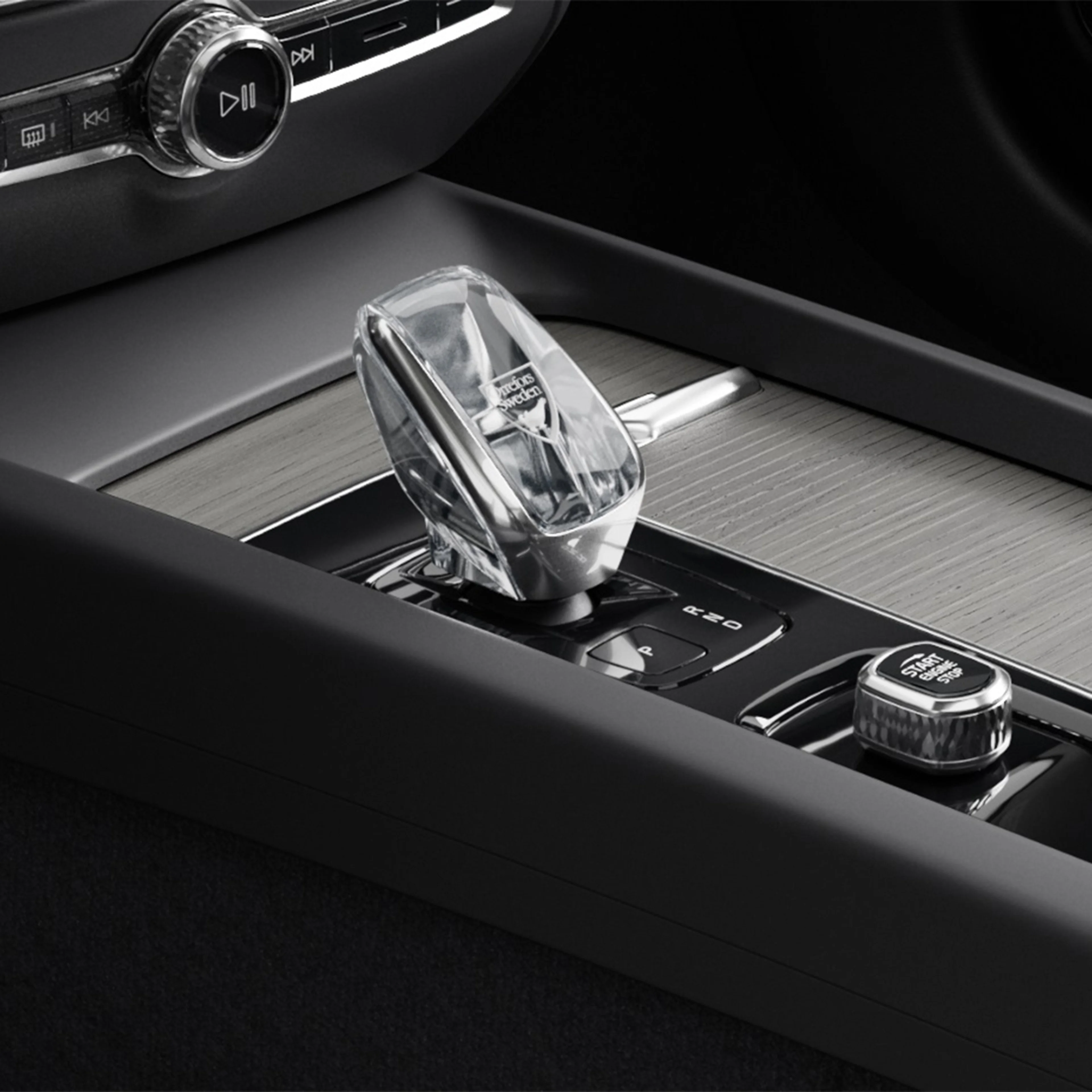 Volvo V60 Cross Country'nin orta konsolundaki başlatma düğmesi ve kristal vites kolu.