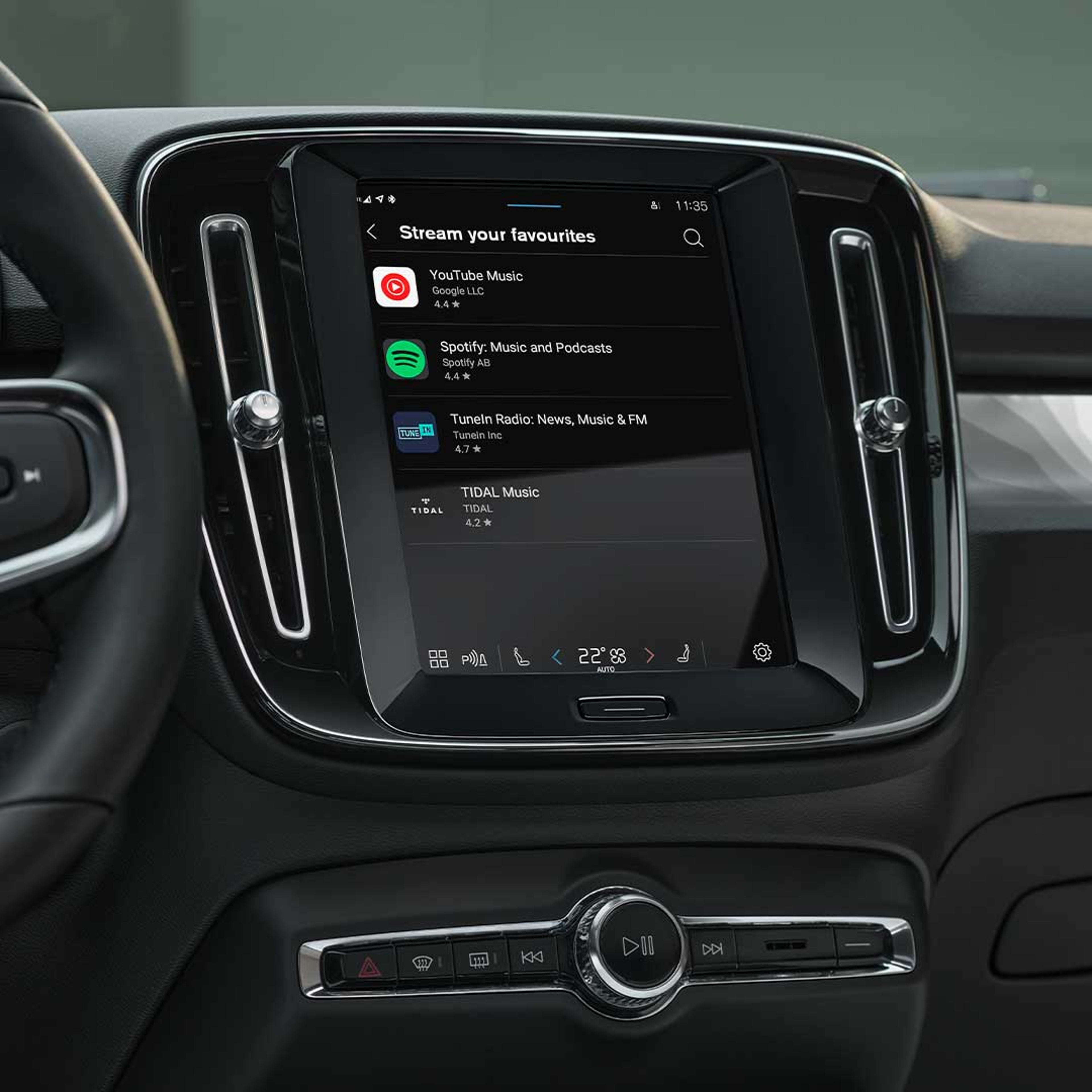 Aplikacione të reja të makinës të shfaqura në qendër të makinës Volvo XC40 Recharge.