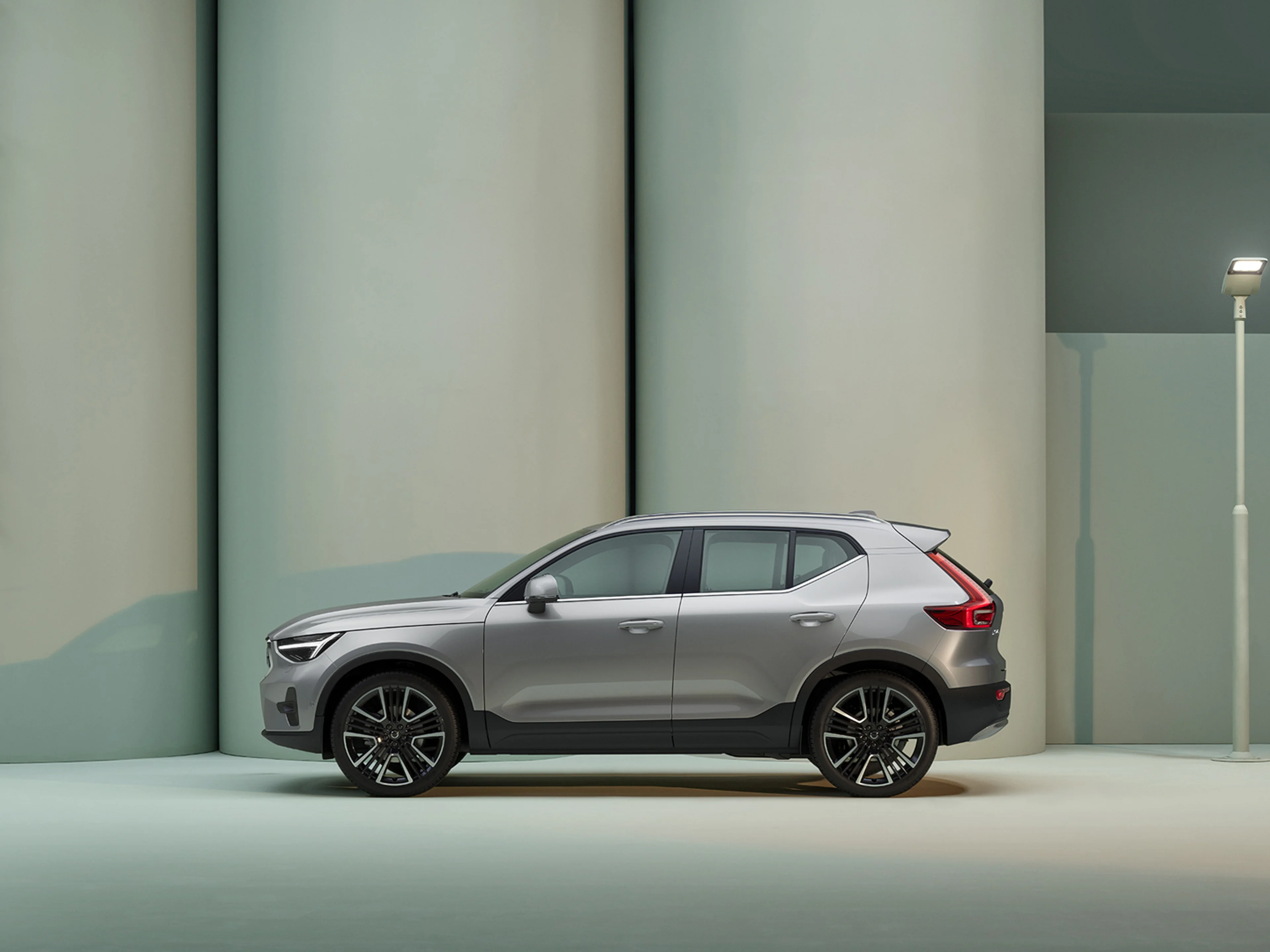 Sudraba Volvo XC40 apvidus automašīnas sānu profils.