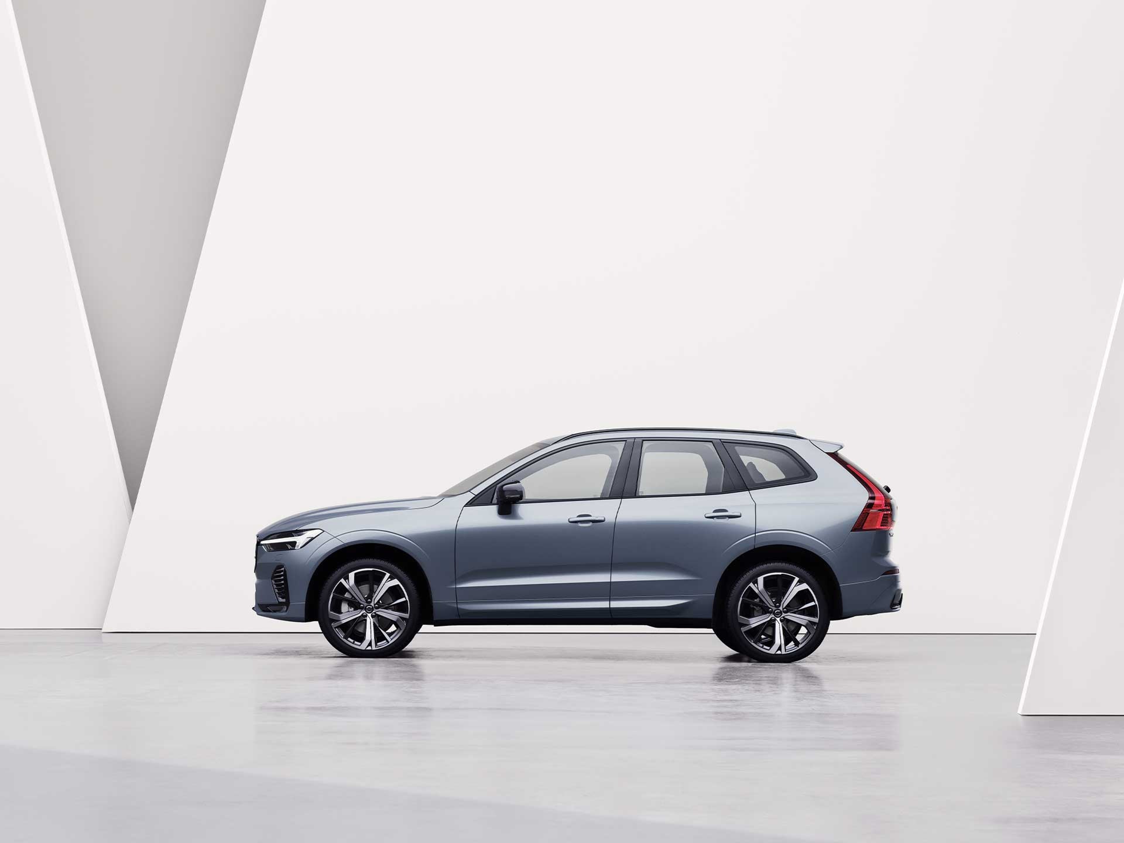 Il profilo laterale di un SUV Volvo XC60.
