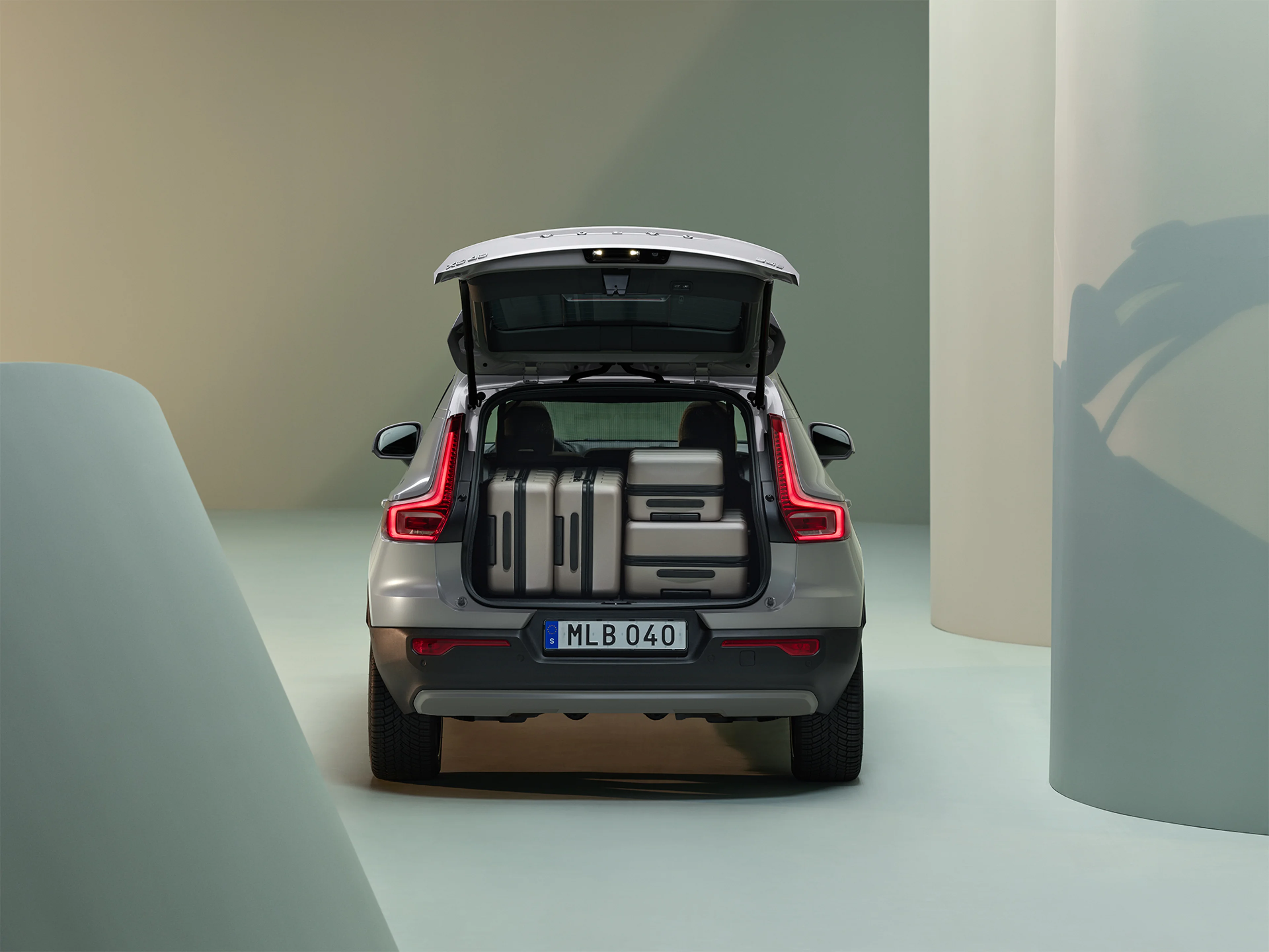 Flexible cargo solutions including a foldable load floor in the Volvo XC40 SUV.