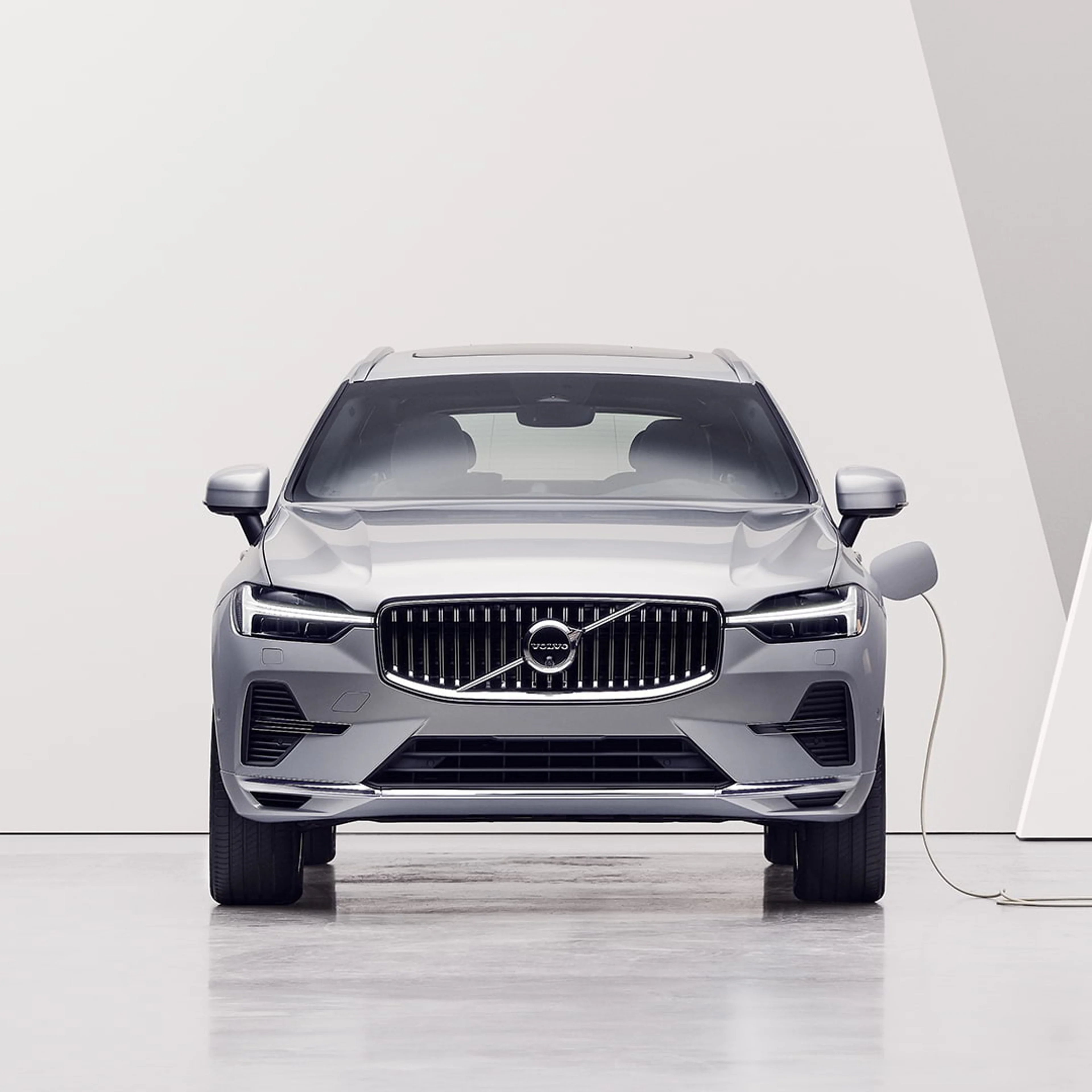 Şarj dirəyinə qoşularaq şarj olunan Volvo XC60 Recharge avtomobili.