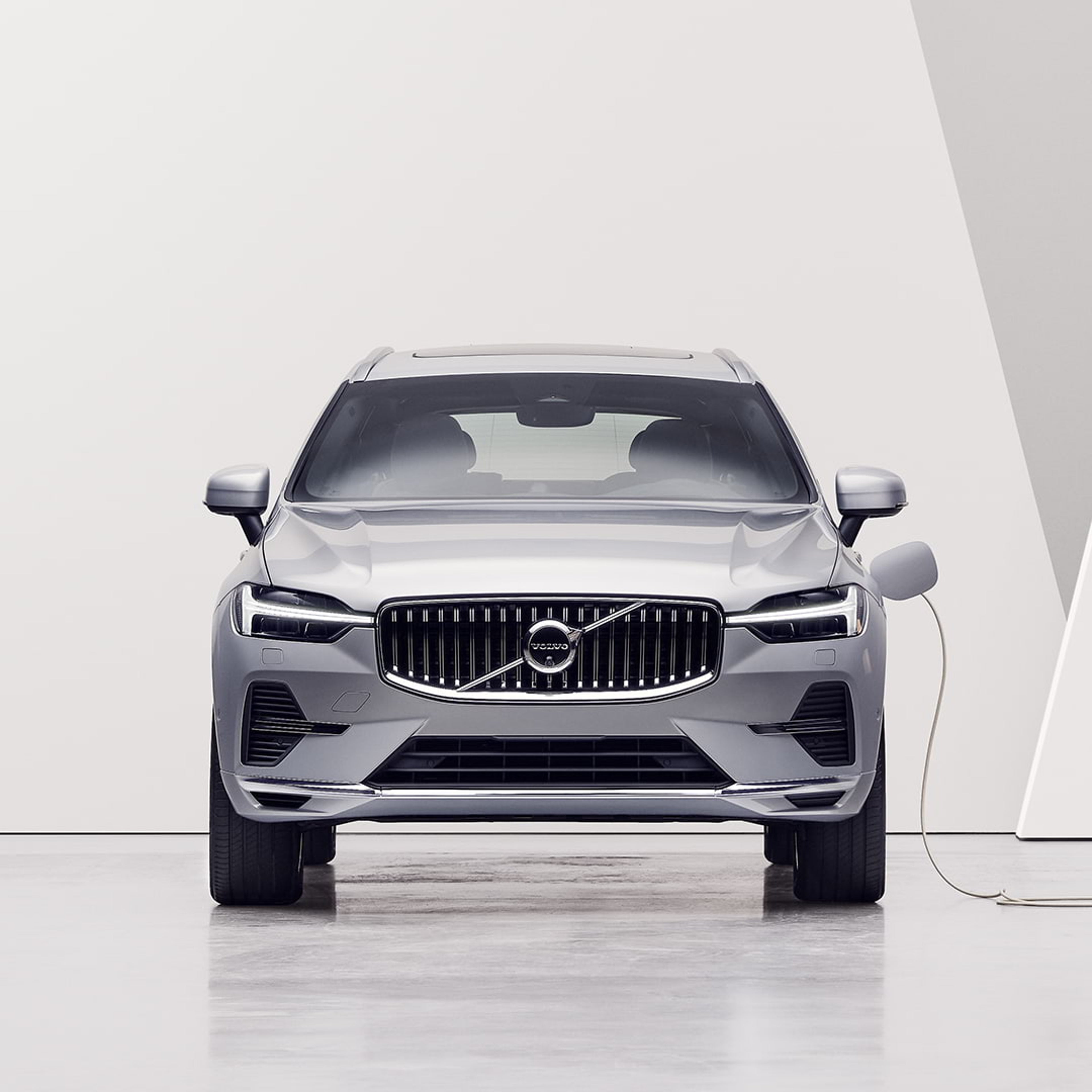 დასამუხტ სადგურთან შეერთებული Volvo XC60 Recharge დამუხტვის პროცესში.