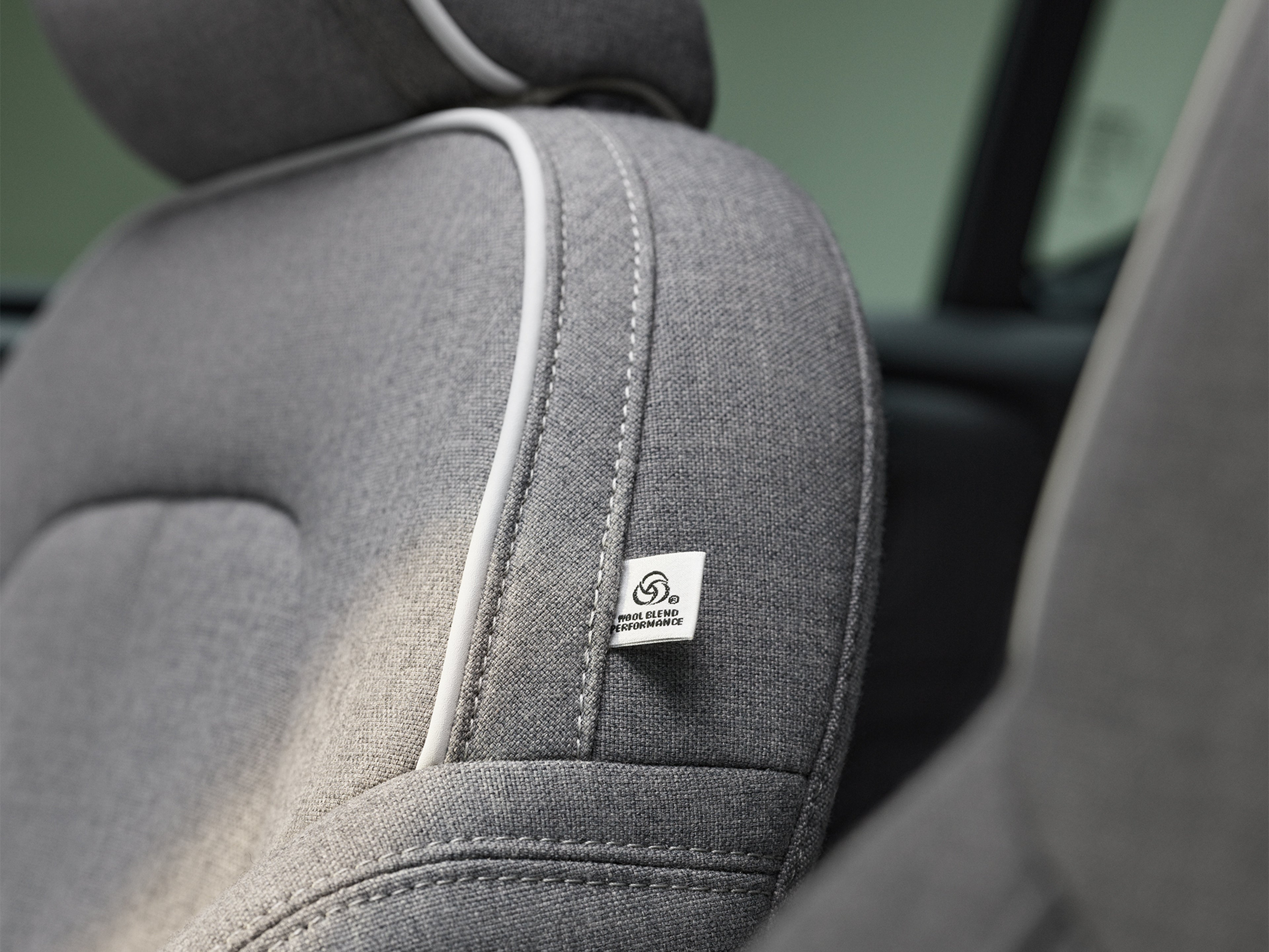 Lähikuva Volvo XC40 Recharge -lataushybridin sisätiloista ja nahattomista Tailored Wool Blend -villasekoiteistuimista.