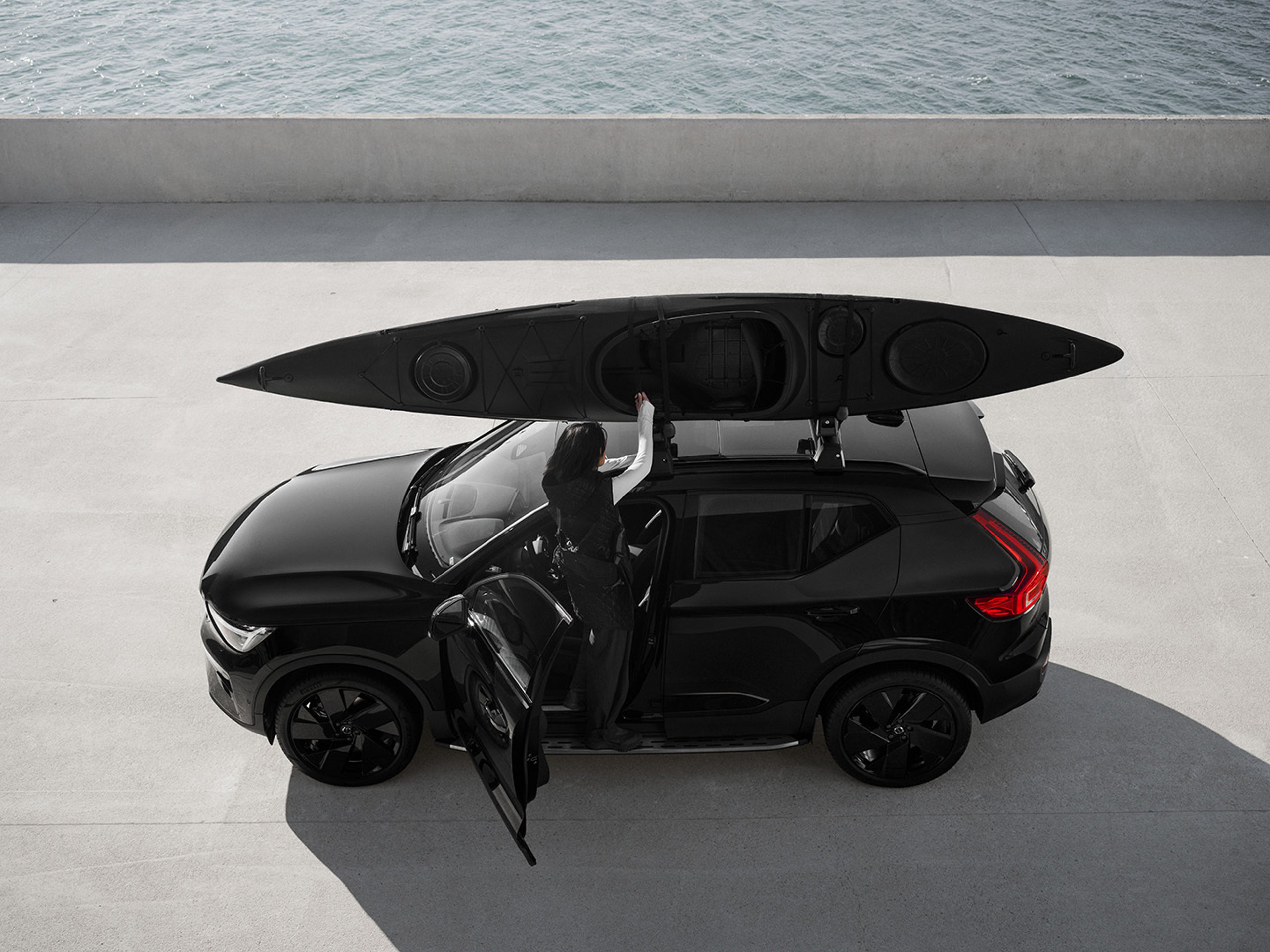 ルーフにアクセサリーを装着したフル エレクトリックモデルのボルボEX40 Black Edition。