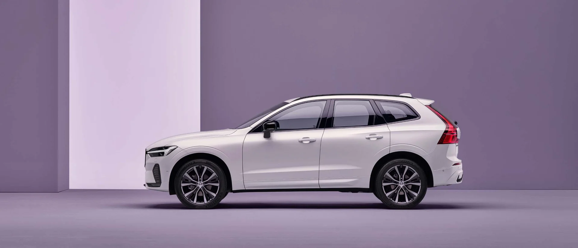 Los mejores coches de renting para hacer viajes largos 5 Volvo XC60 microhíbrido destacado por seguridad en viajes familiares