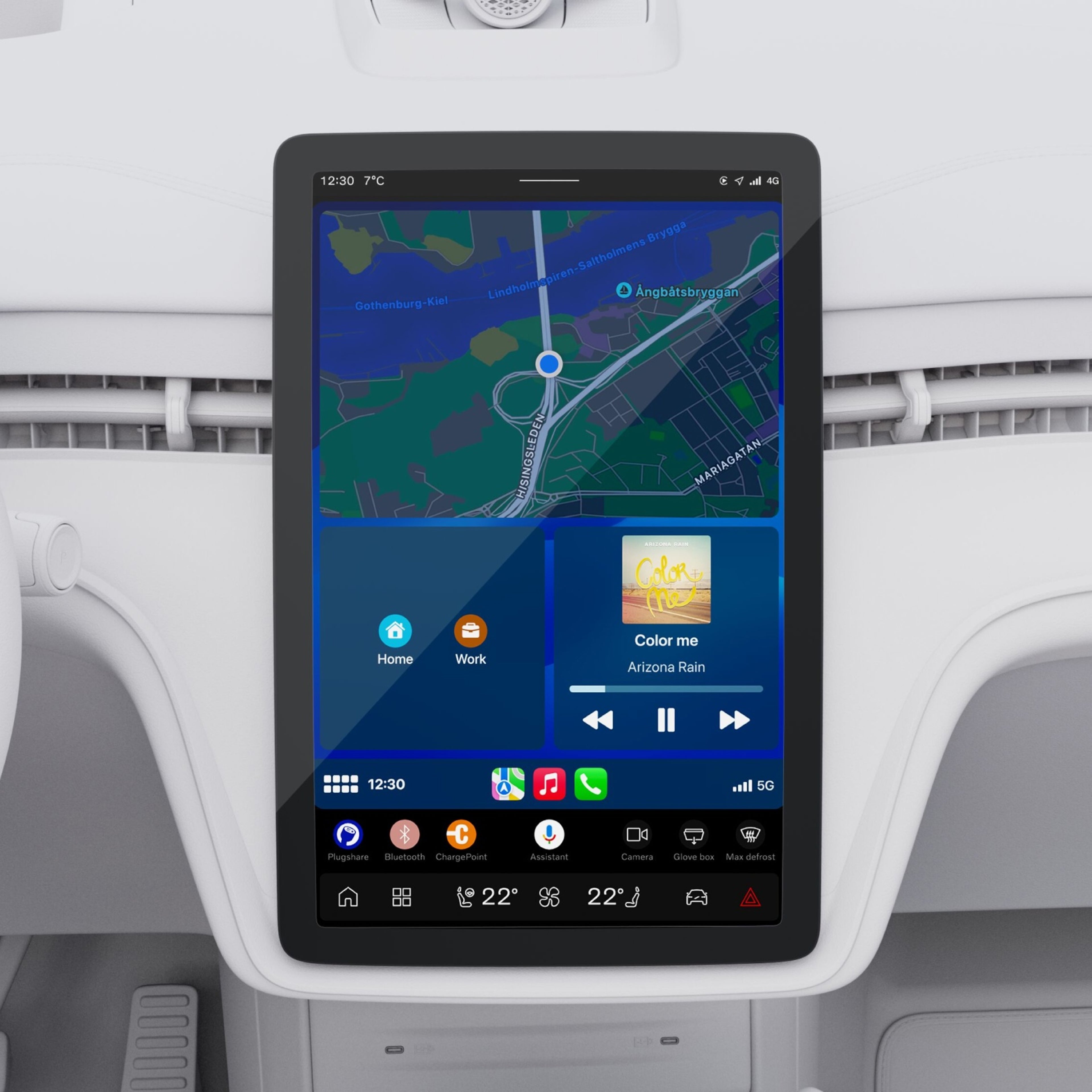 Un primer plano de la pantalla central táctil vista desde los asientos traseros de la cabina. La pantalla muestra varias funciones en uso a la vez.