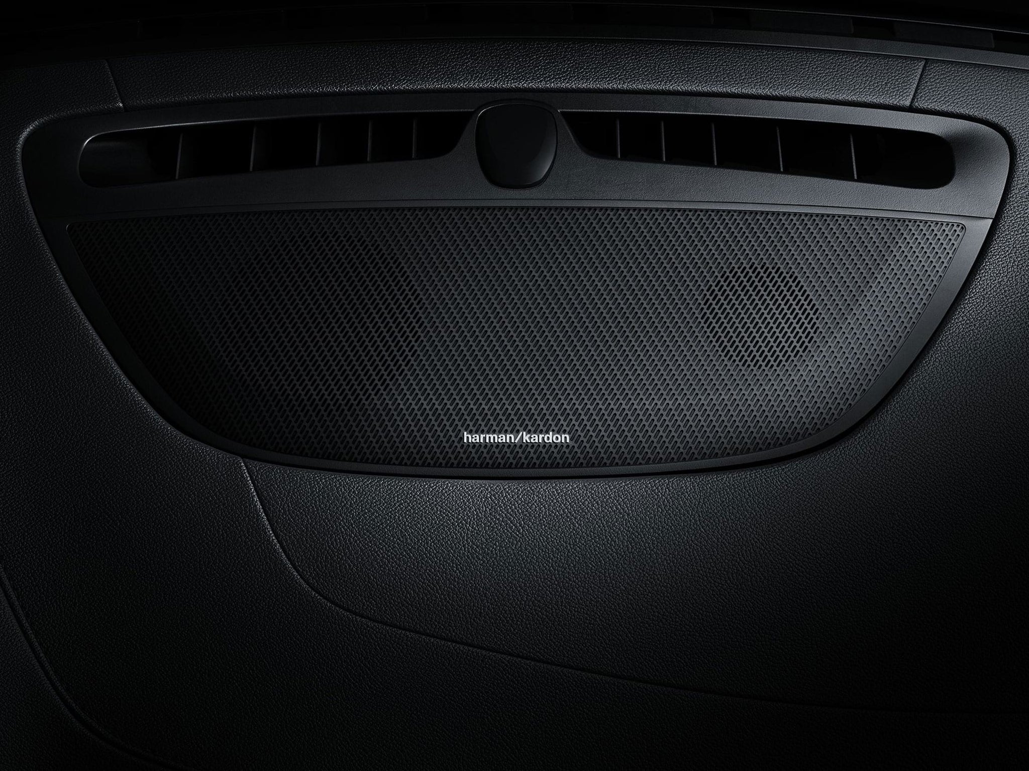 Enceintes Harman Kardon à l'intérieur d'un Volvo V60 Cross Country.