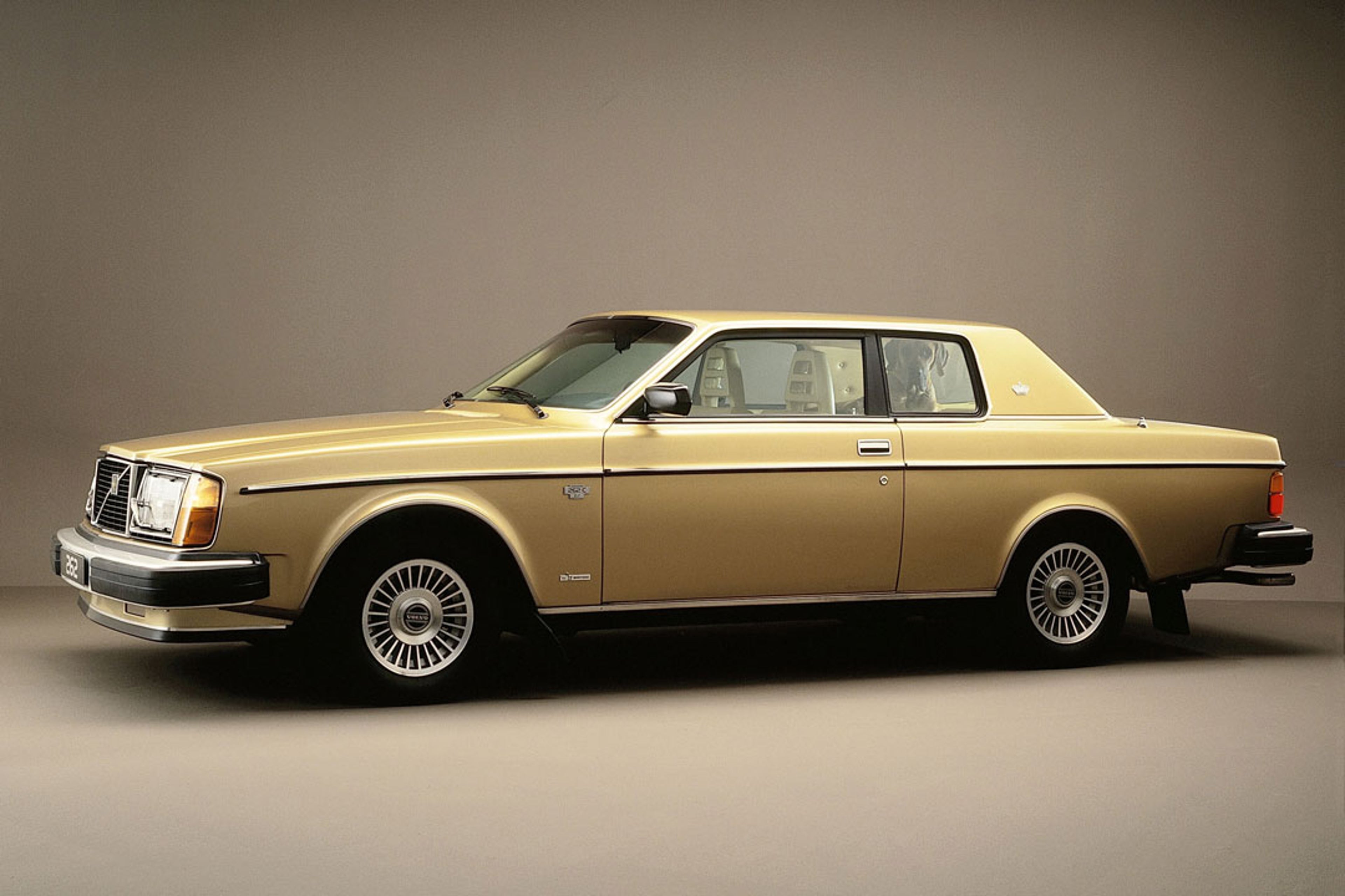 Un Volvo 262c en un estudio.