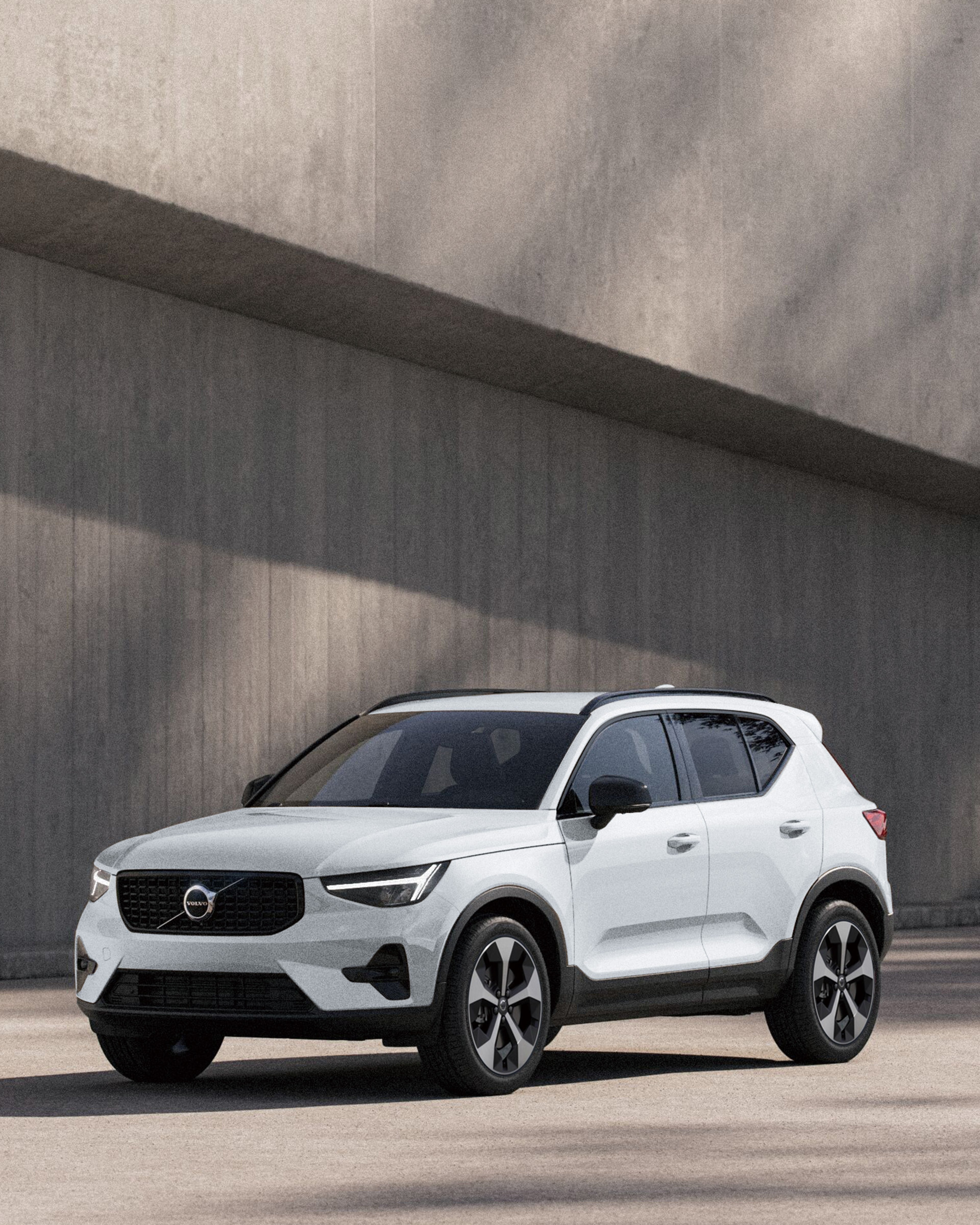 側面全体を映したクリスタルホワイトのXC40 Dark Edition