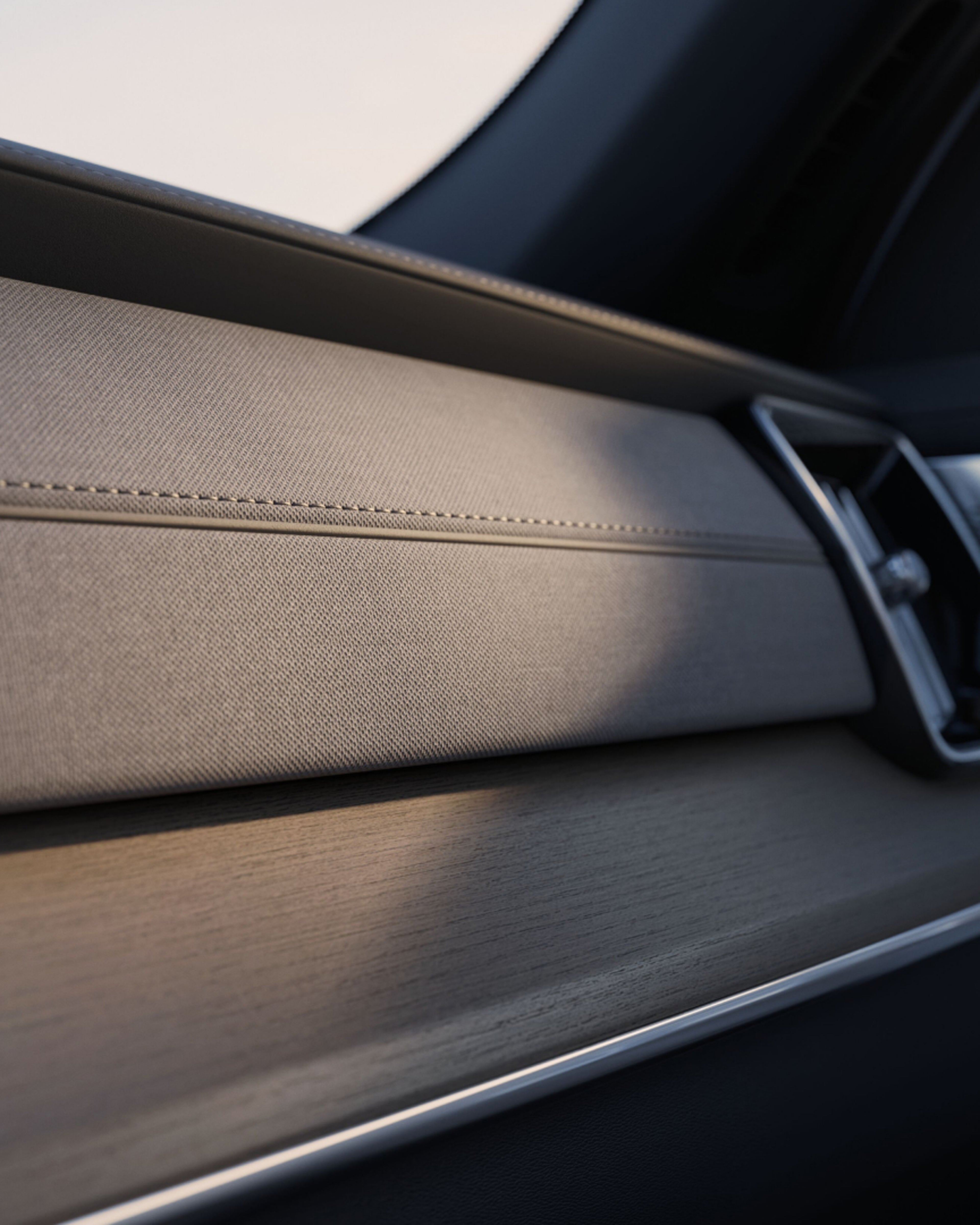 Приборная панель подключаемого гибрида XC90 крупным планом.