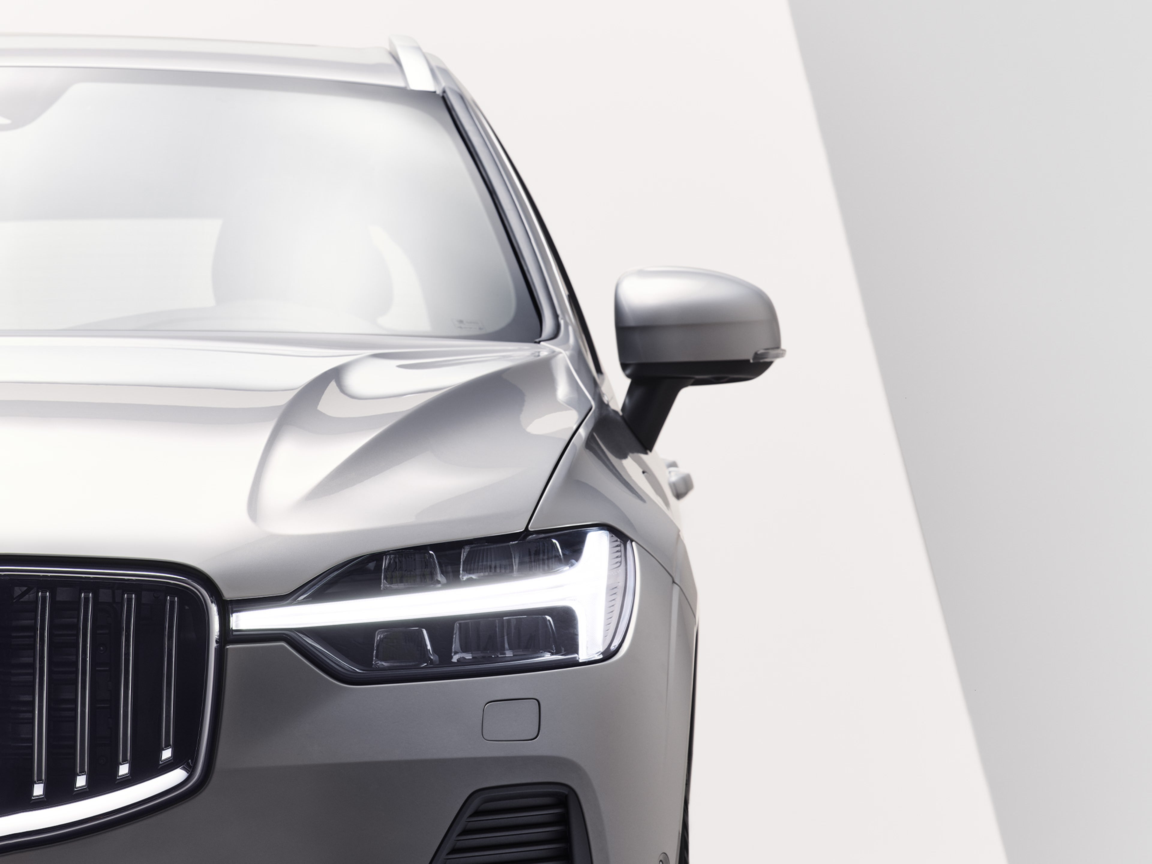 Framhlið utan á Volvo XC60 með auðþekkjanlegri hönnun á framgrilli og framljósum.