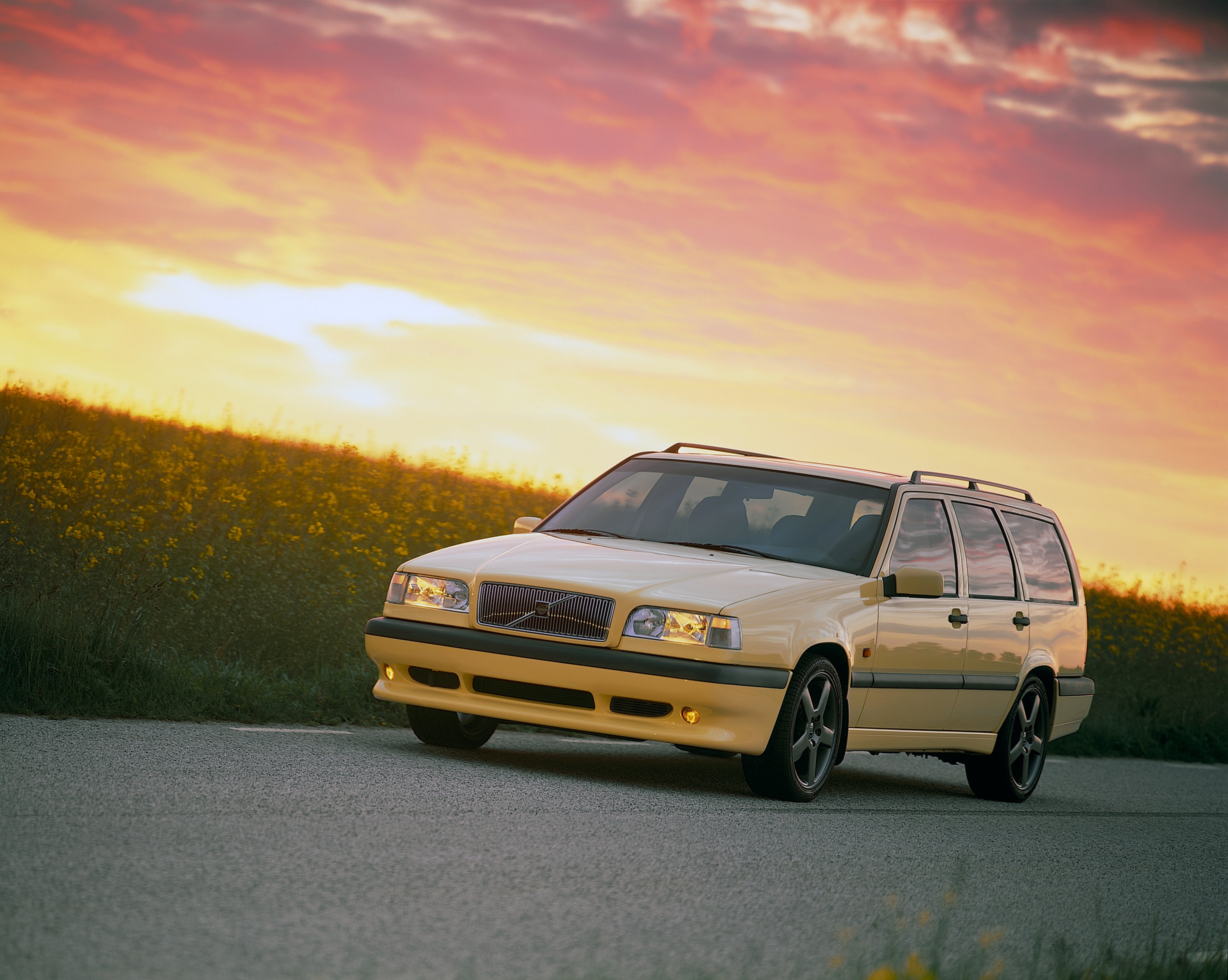 Break Volvo 850 garé avec un vélo monté sur le toit.