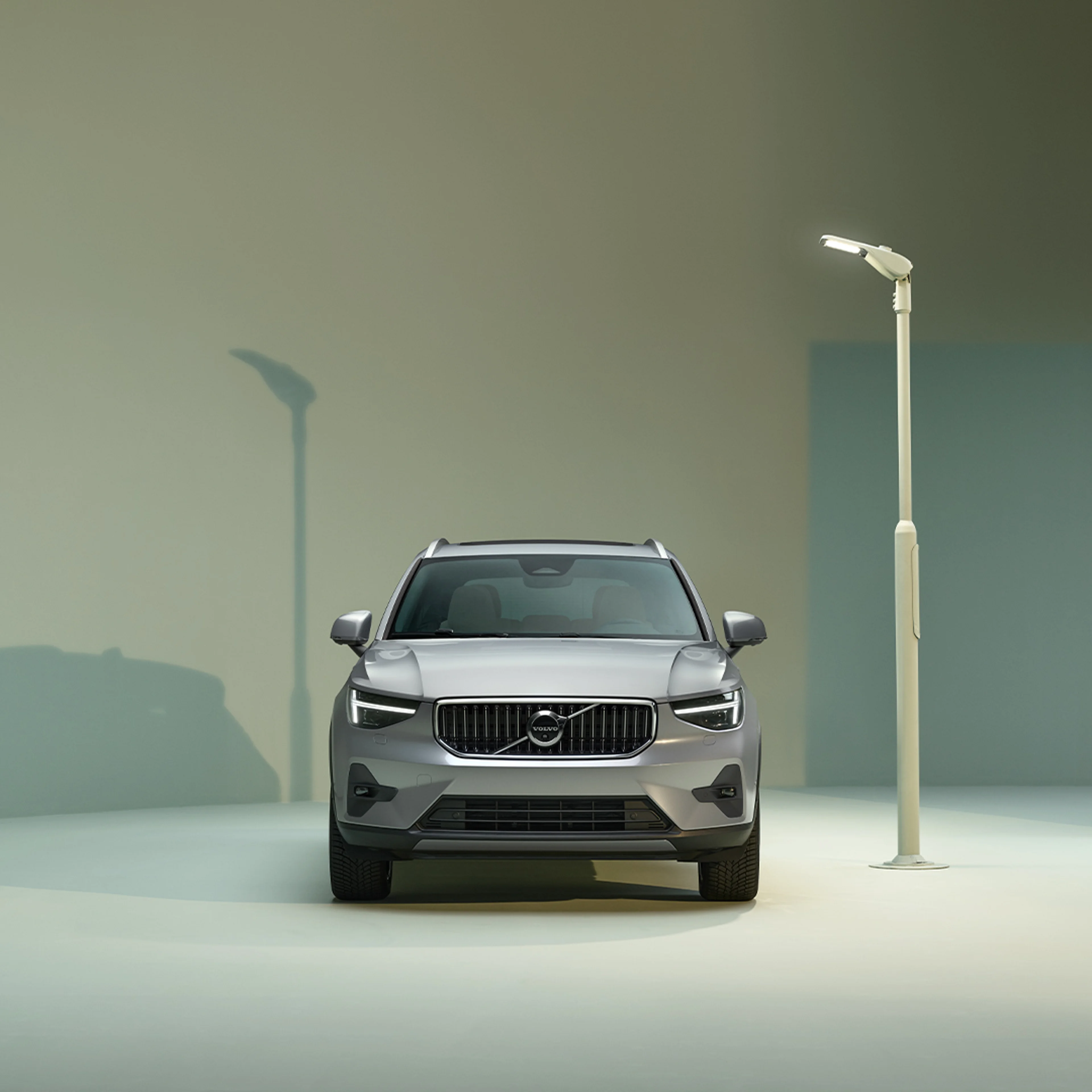 Exterior delantero del Volvo XC40 semihíbrido.