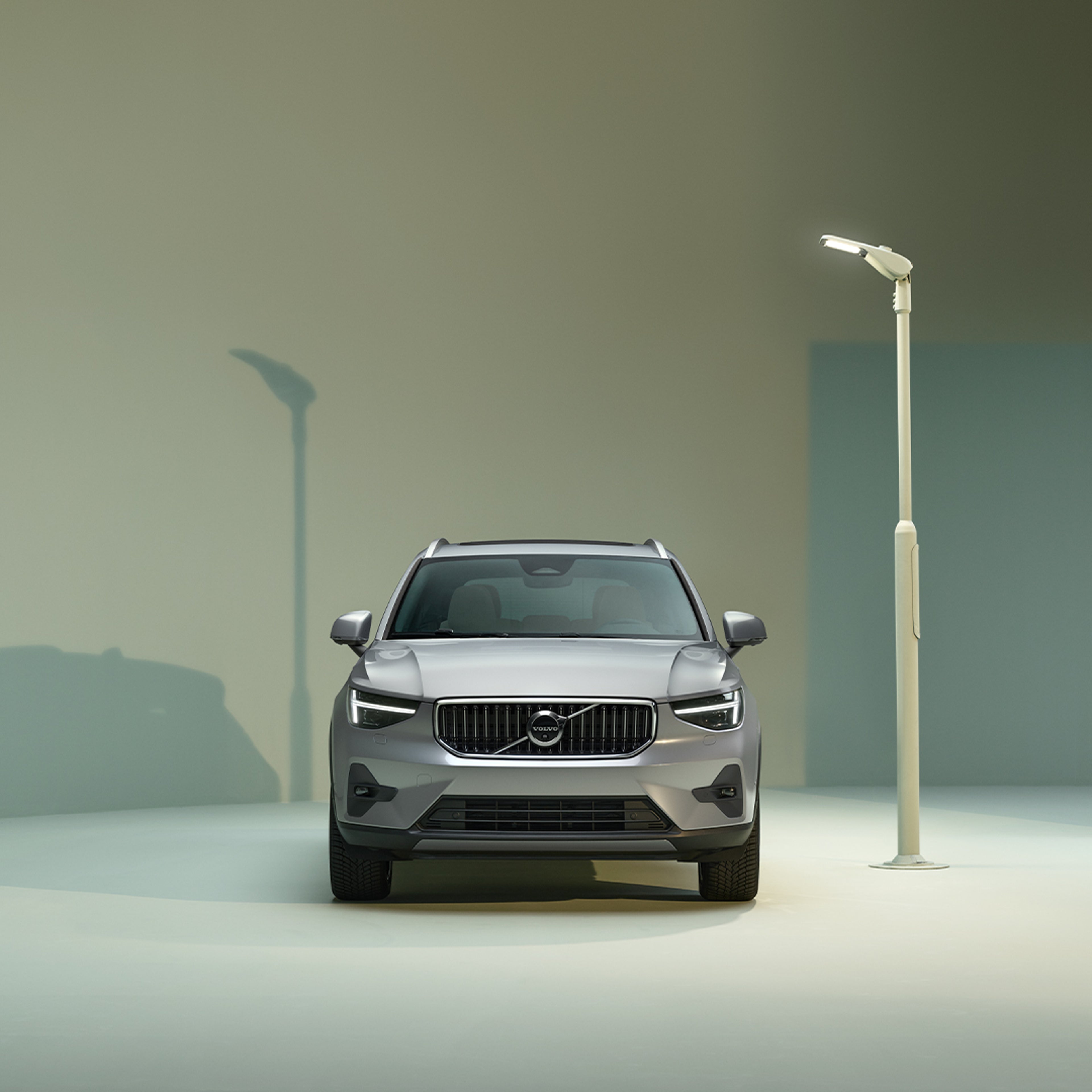 Exterior delantero del Volvo XC40 semihíbrido.