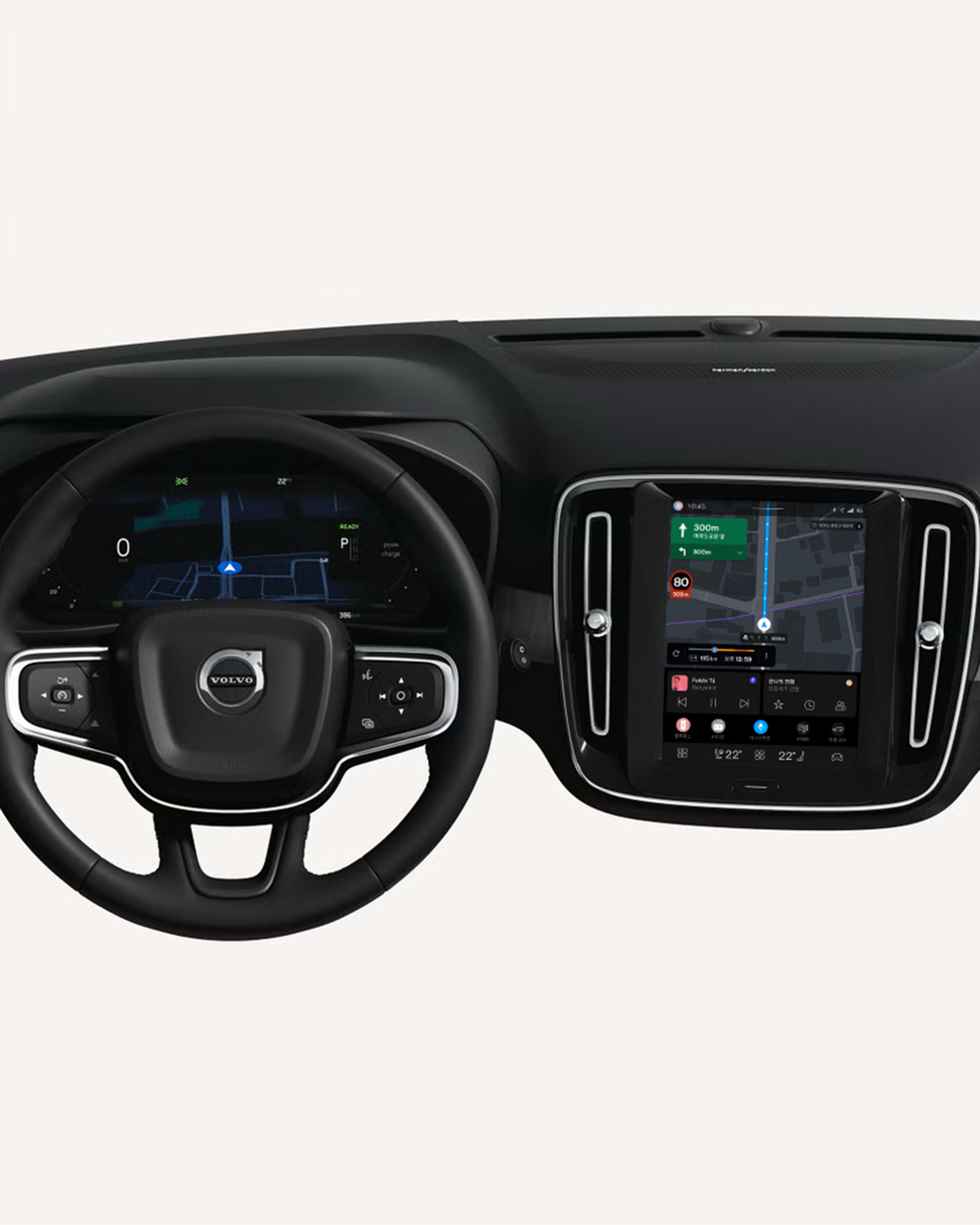 흰색 스튜디오 환경에서 볼보 XC40 대시보드의 스티어링 휠과 터치스크린을 포함한 내부 모습.