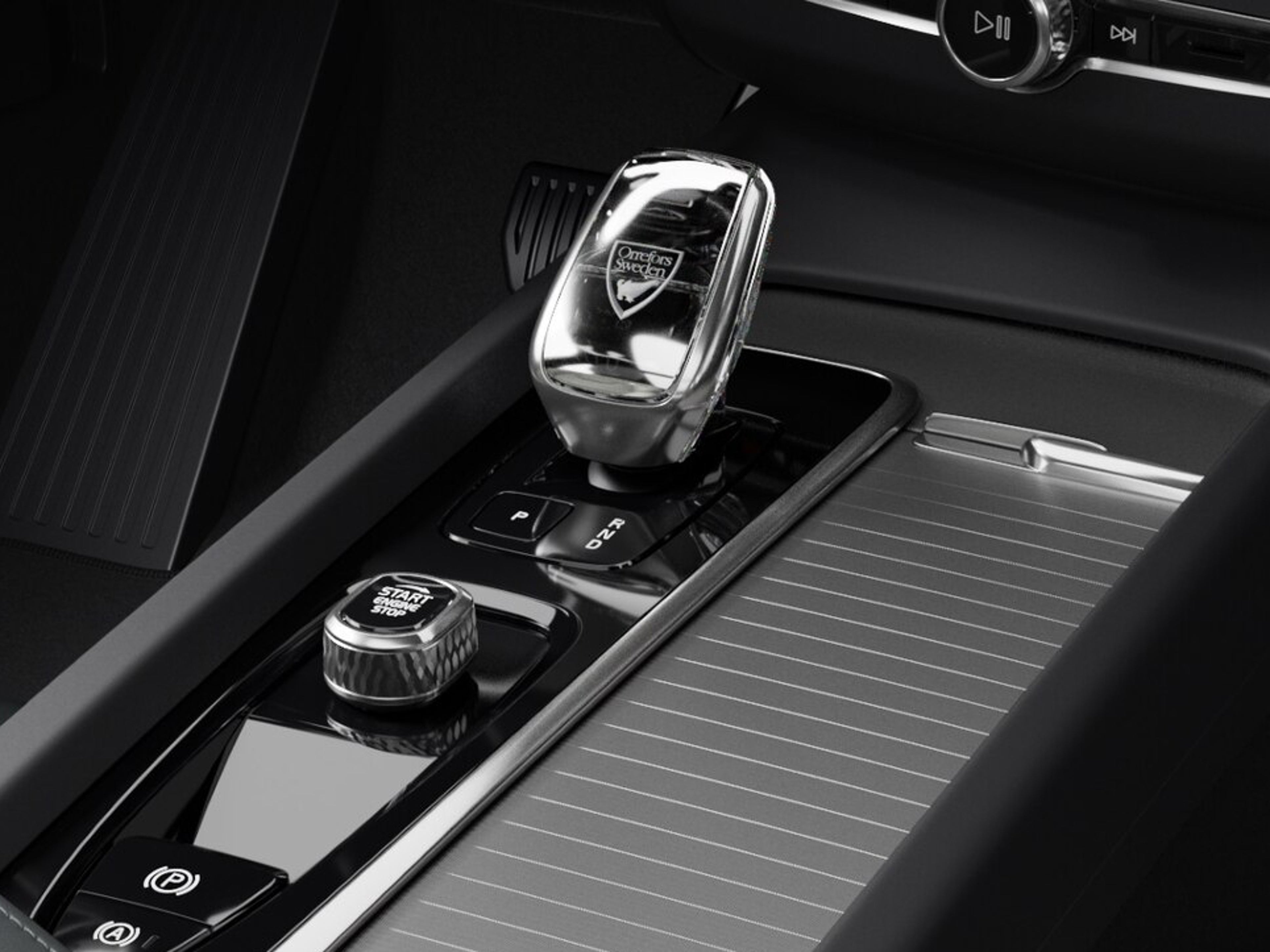 Volvo XC60 休旅車內來自 Orrefors 的純正瑞典水晶排檔桿。