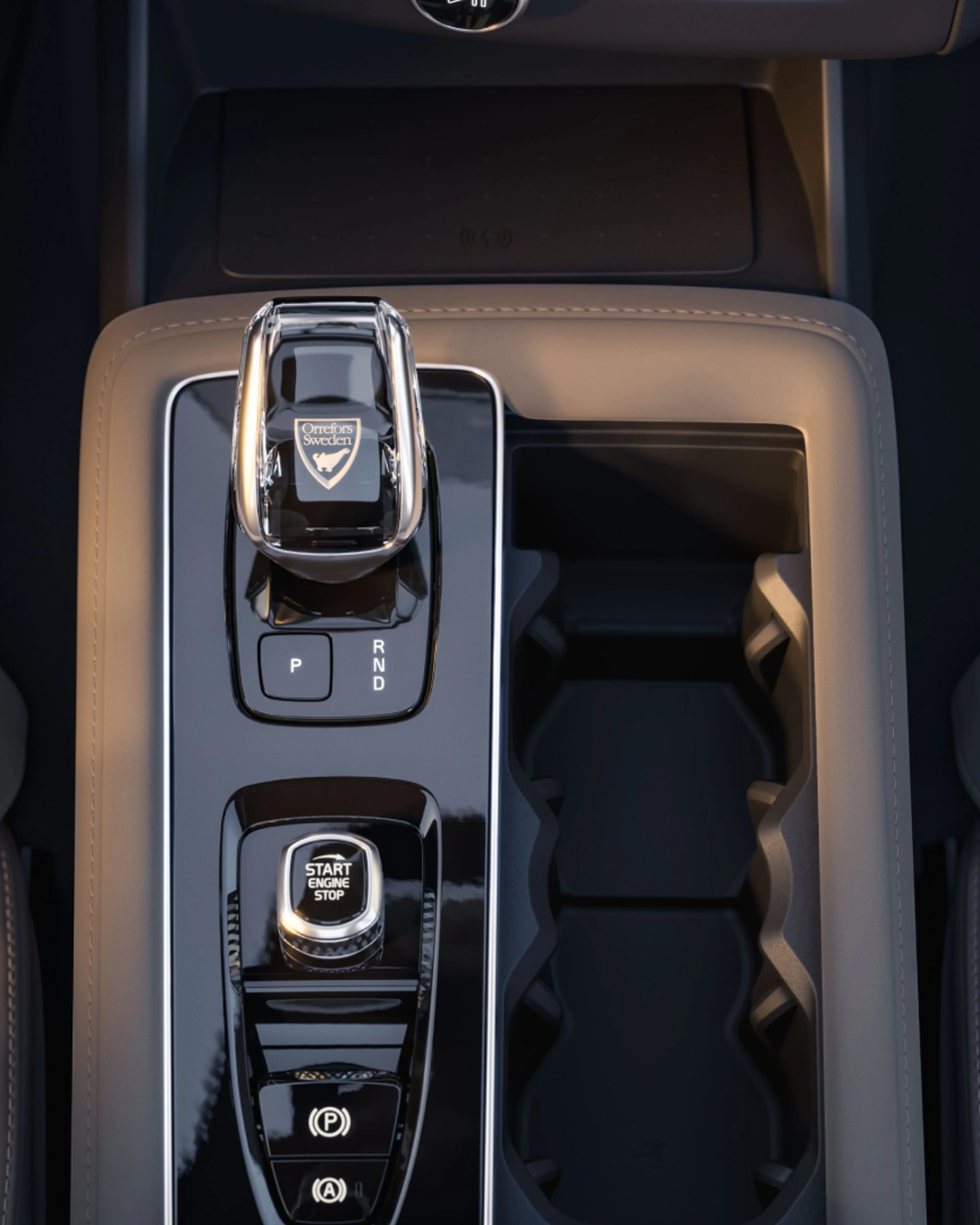 Pogled sa prednjeg ugla na držač čaša 2+1 u modelu XC90.