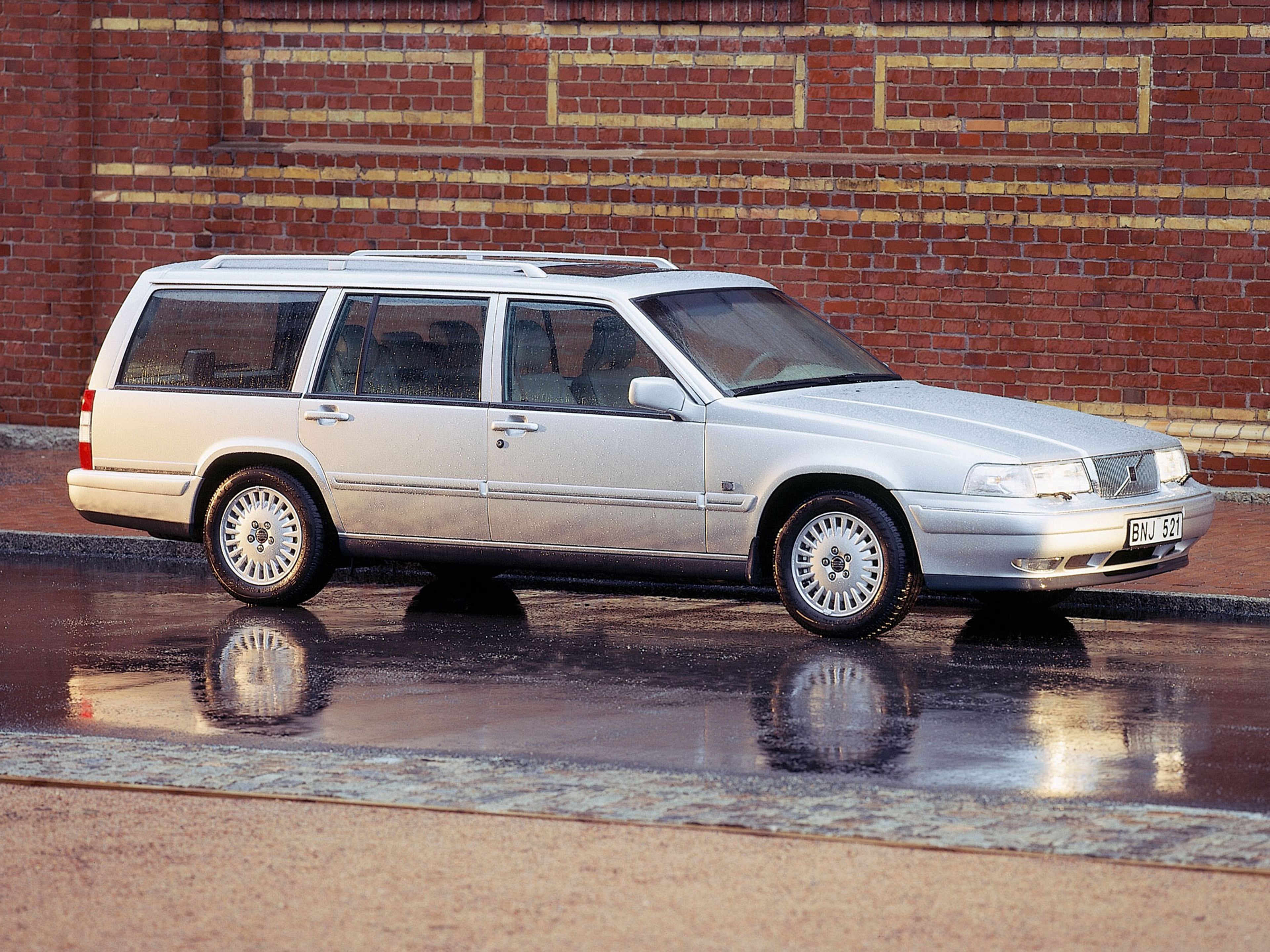 Picture showing the Volvo 960/V90 Estate.