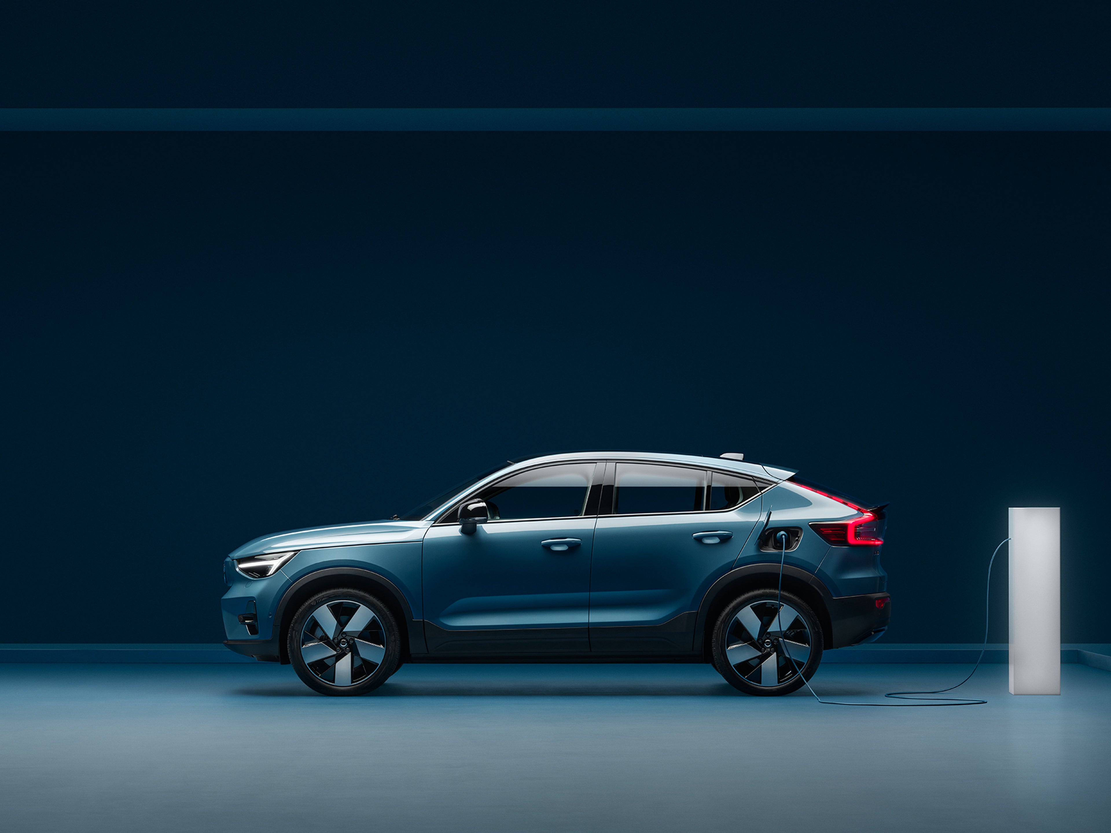 Zijaanzicht van een blauwe Volvo C40 Recharge