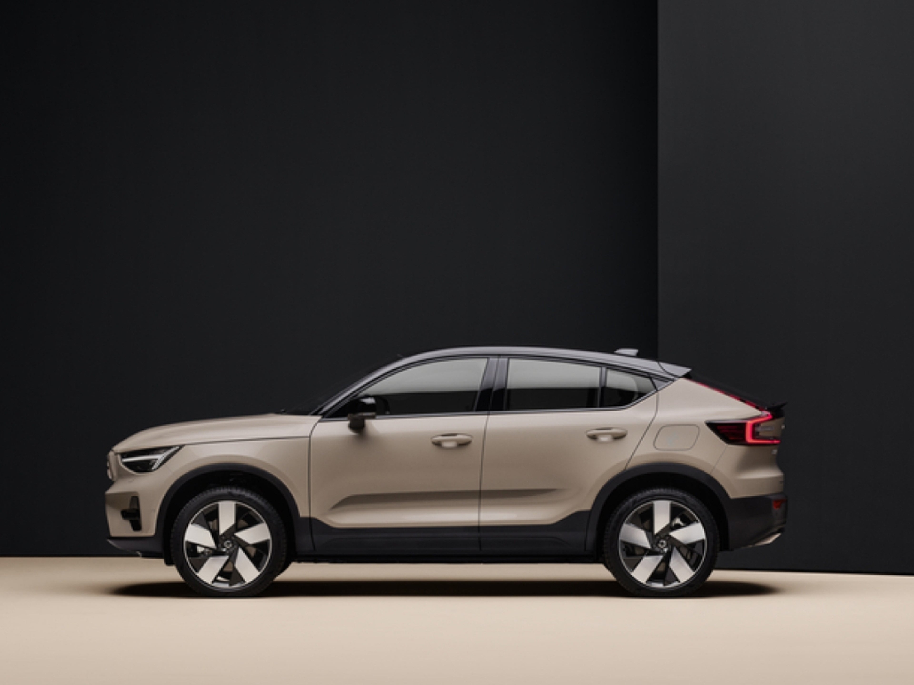 The side profile of a blue Volvo C40 Recharge.