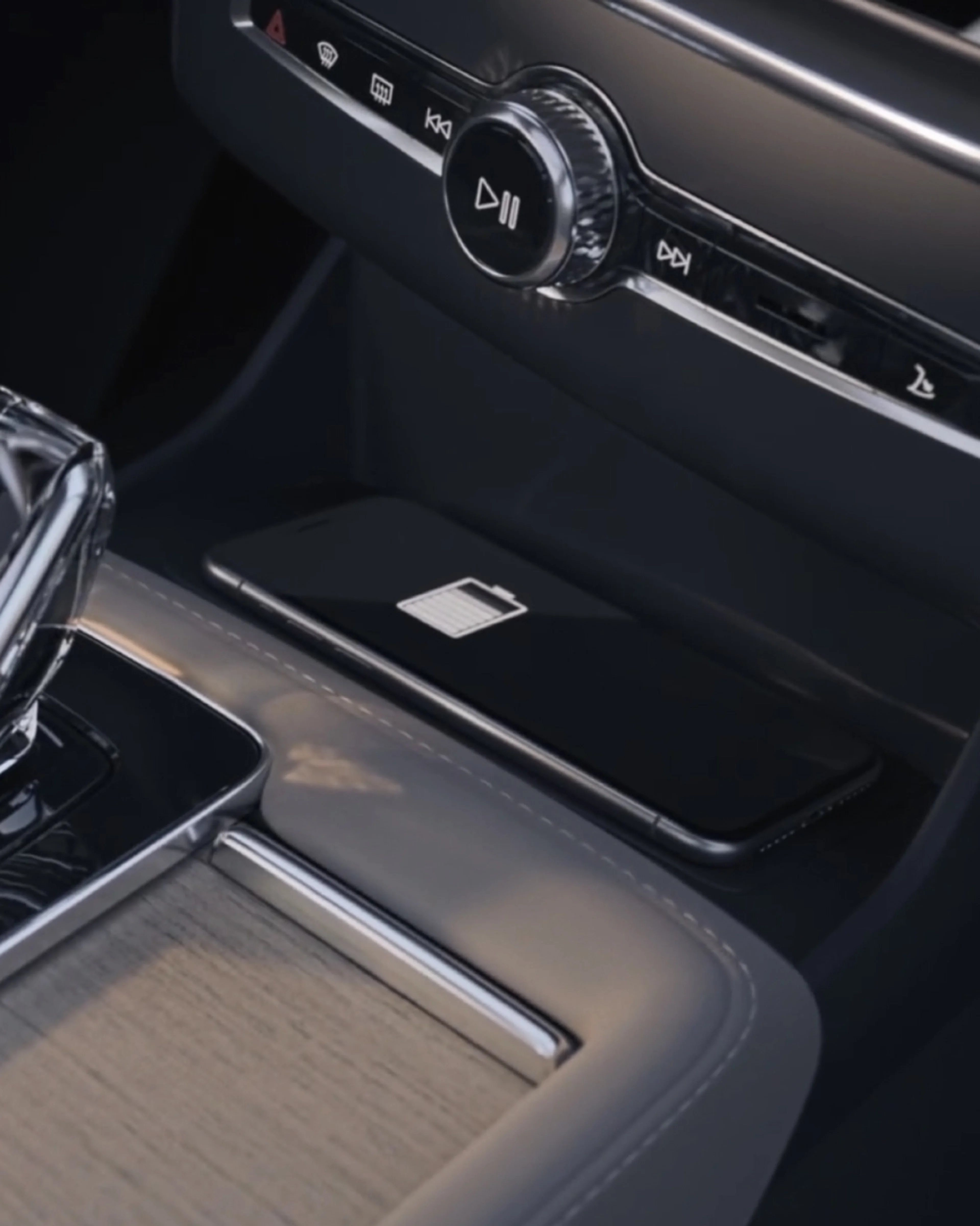 Közeli kép az XC90 plug-in hybrid vezeték nélküli töltéséről.