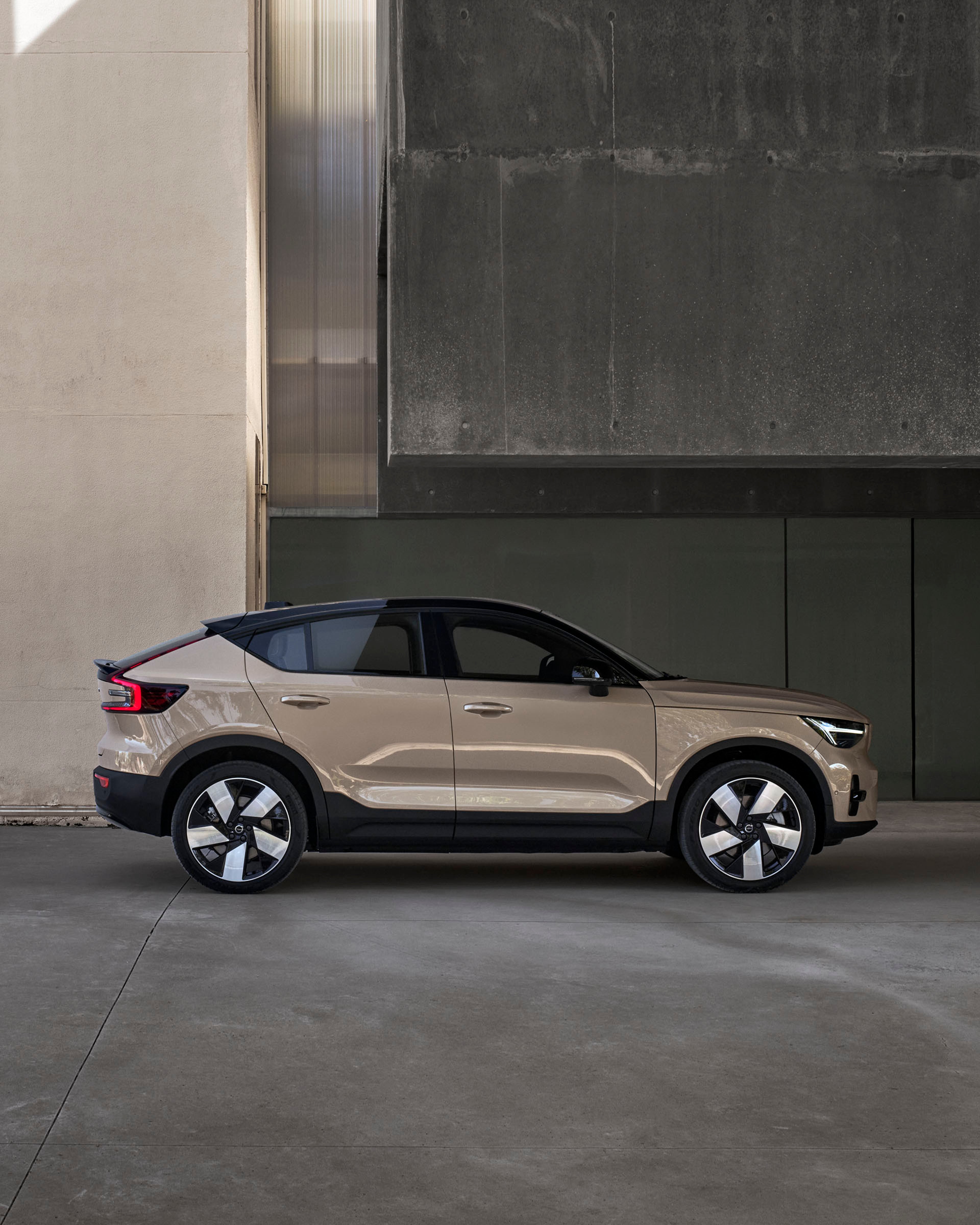 Un Volvo EC40 eléctrico destacando sus líneas de diseño en una vista lateral.