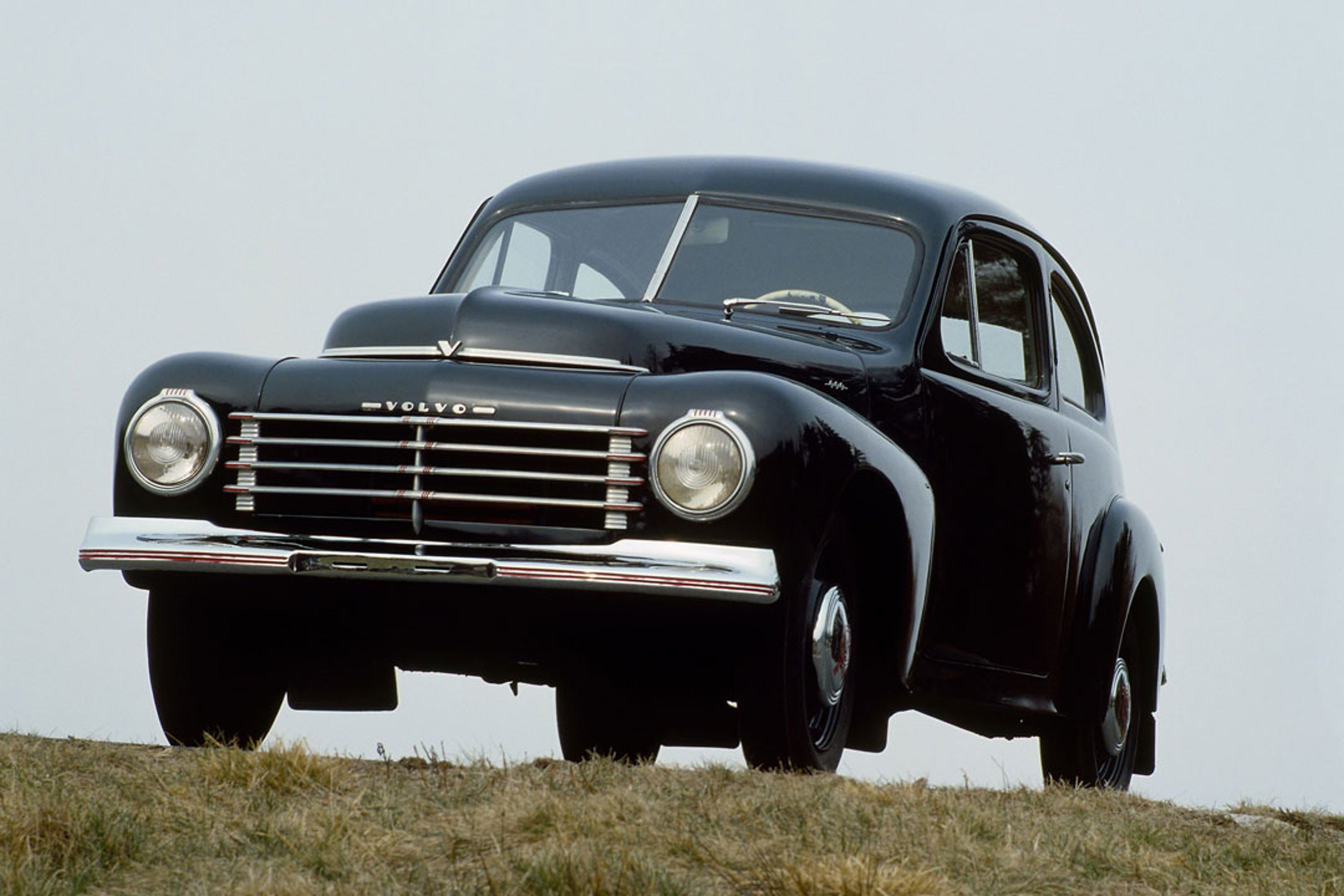 Una fotografía que muestra el Volvo PV444 aparcado en una colina.