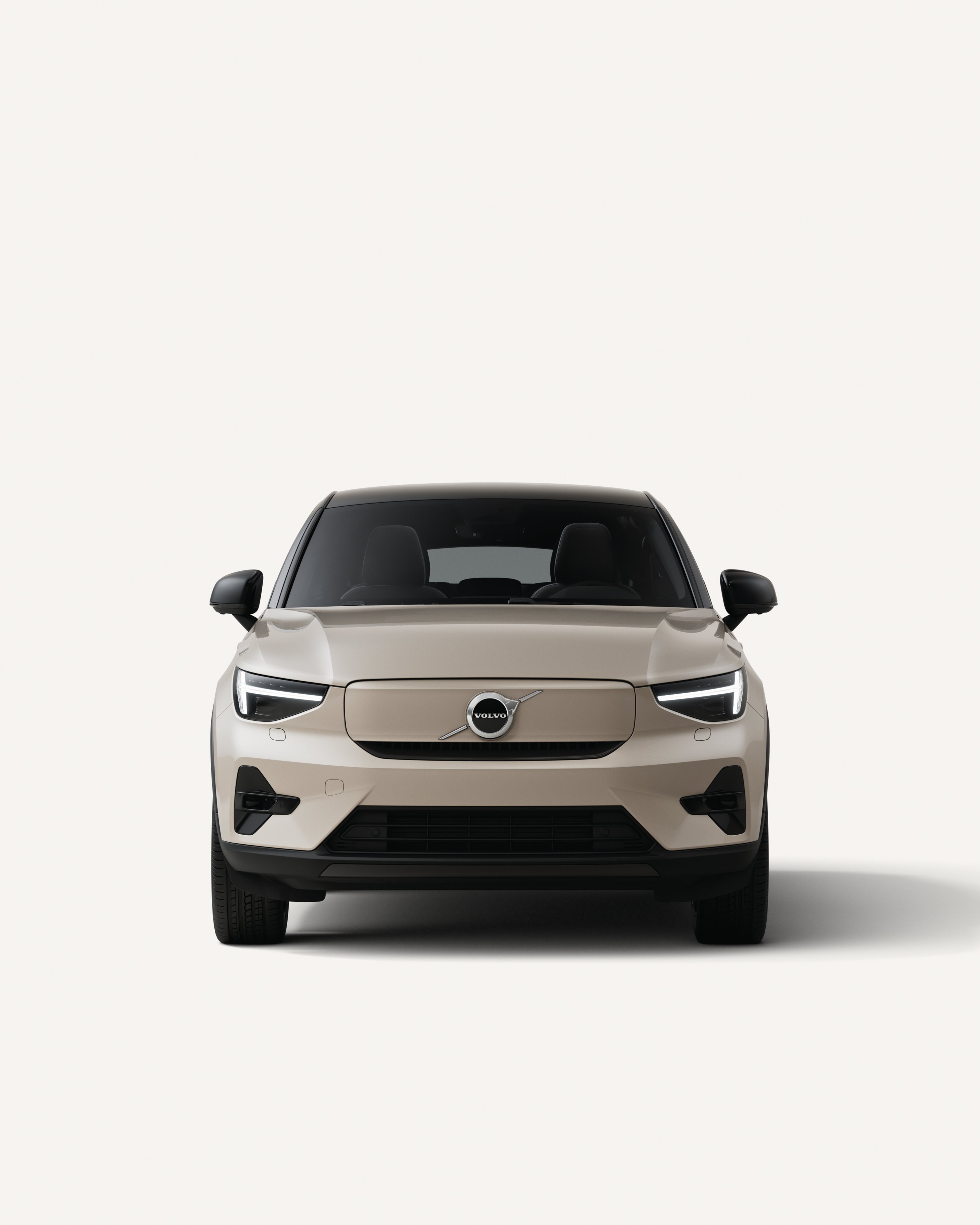 Vista frontal del Volvo EC40 totalmente eléctrico en un entorno de estudio blanco.