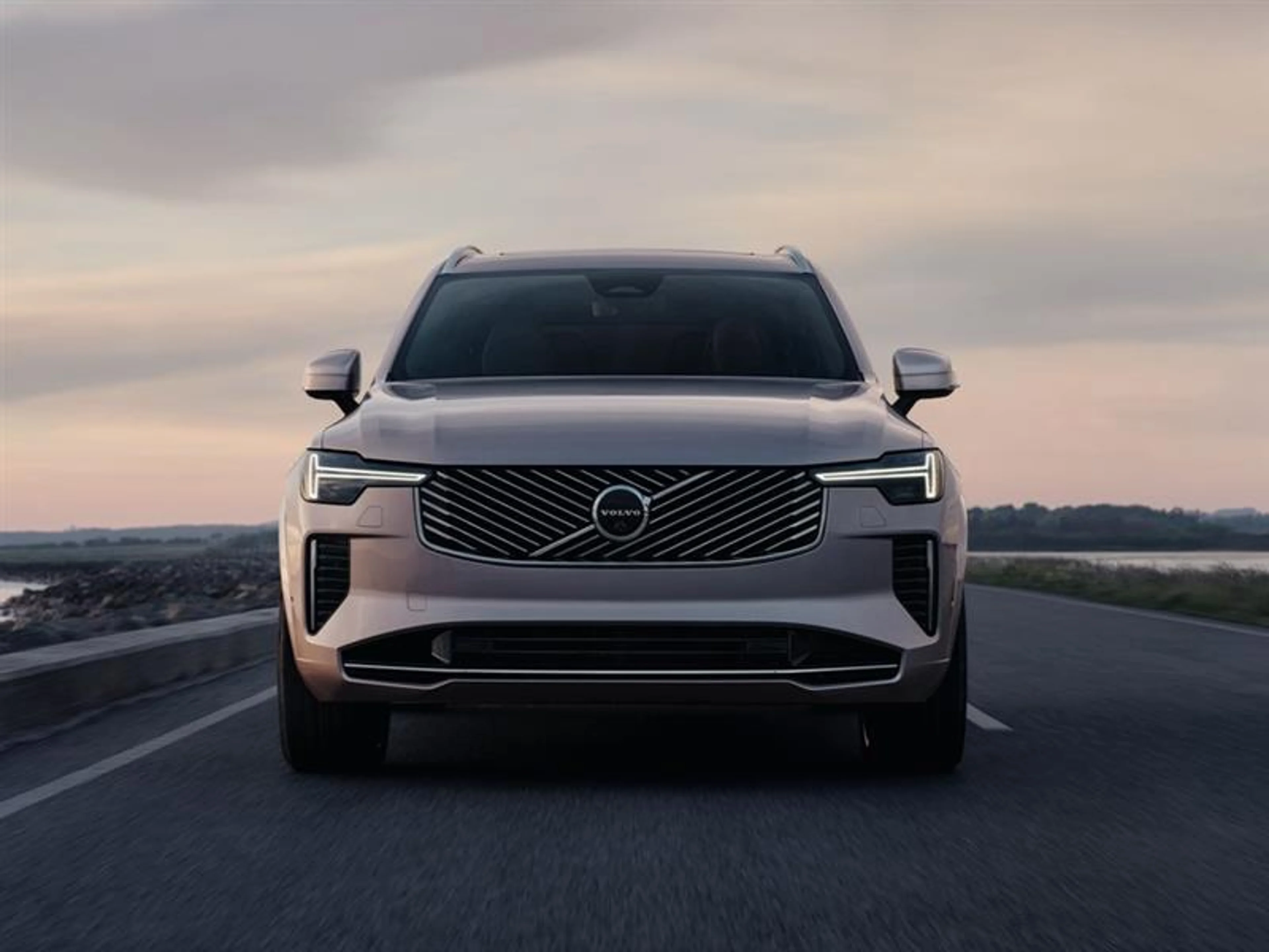 Experience the XC90 plug-in hybrid, and electric car with a backup plan