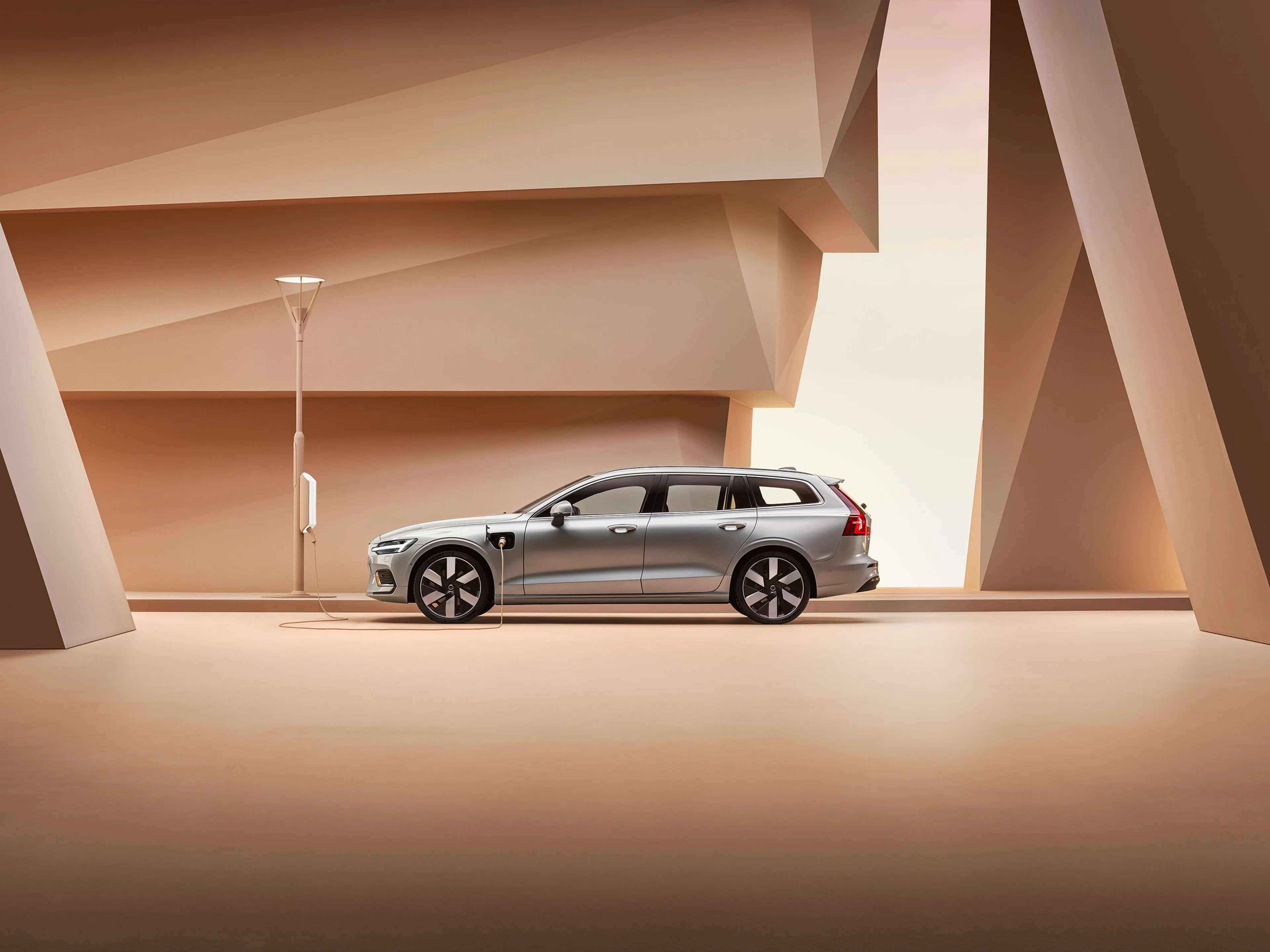 Grijze Volvo V60 Plug-in hybrid in mooie architectonische ruimte.