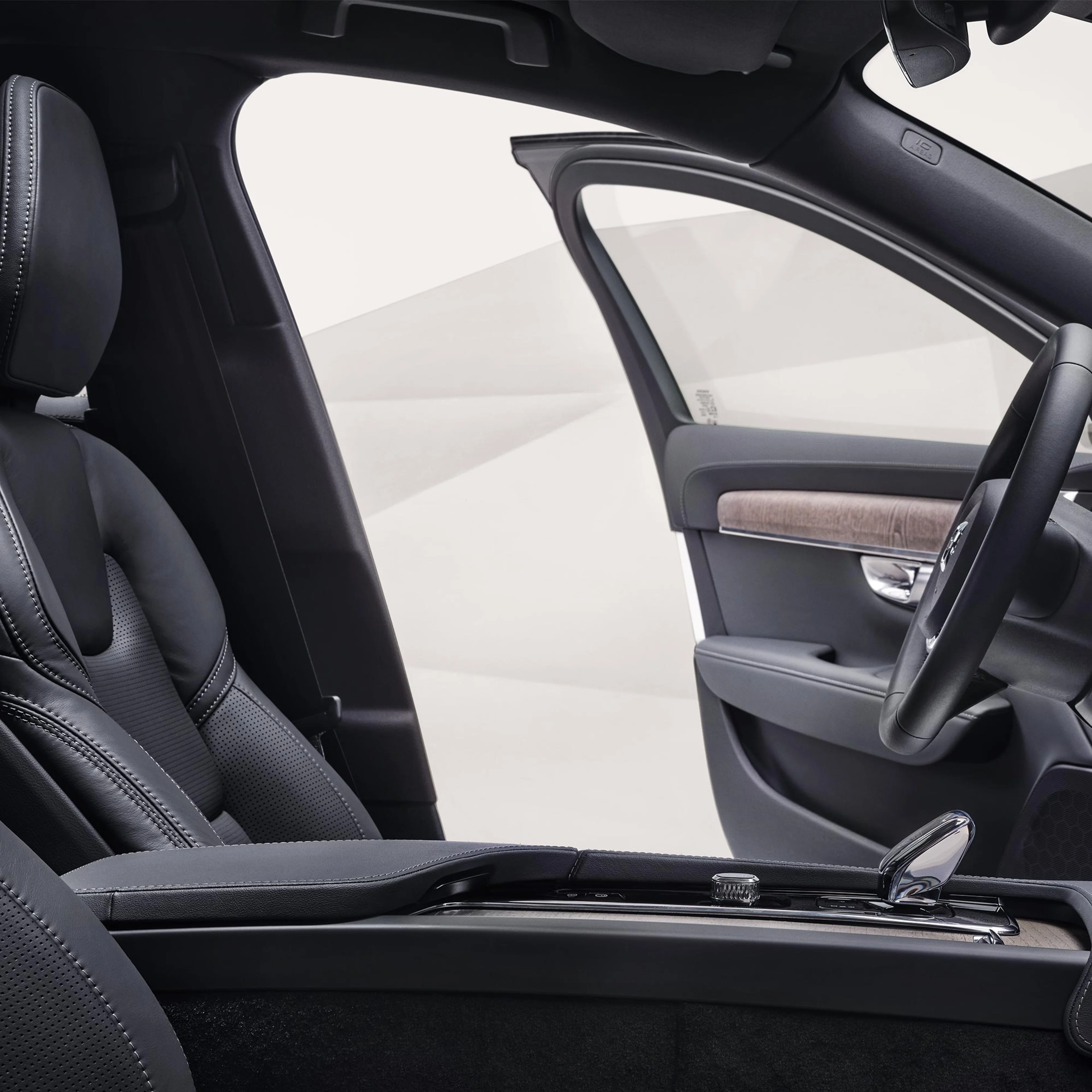 Widok wnętrza Volvo V90 Cross Country z miejsca pasażera z przodu
