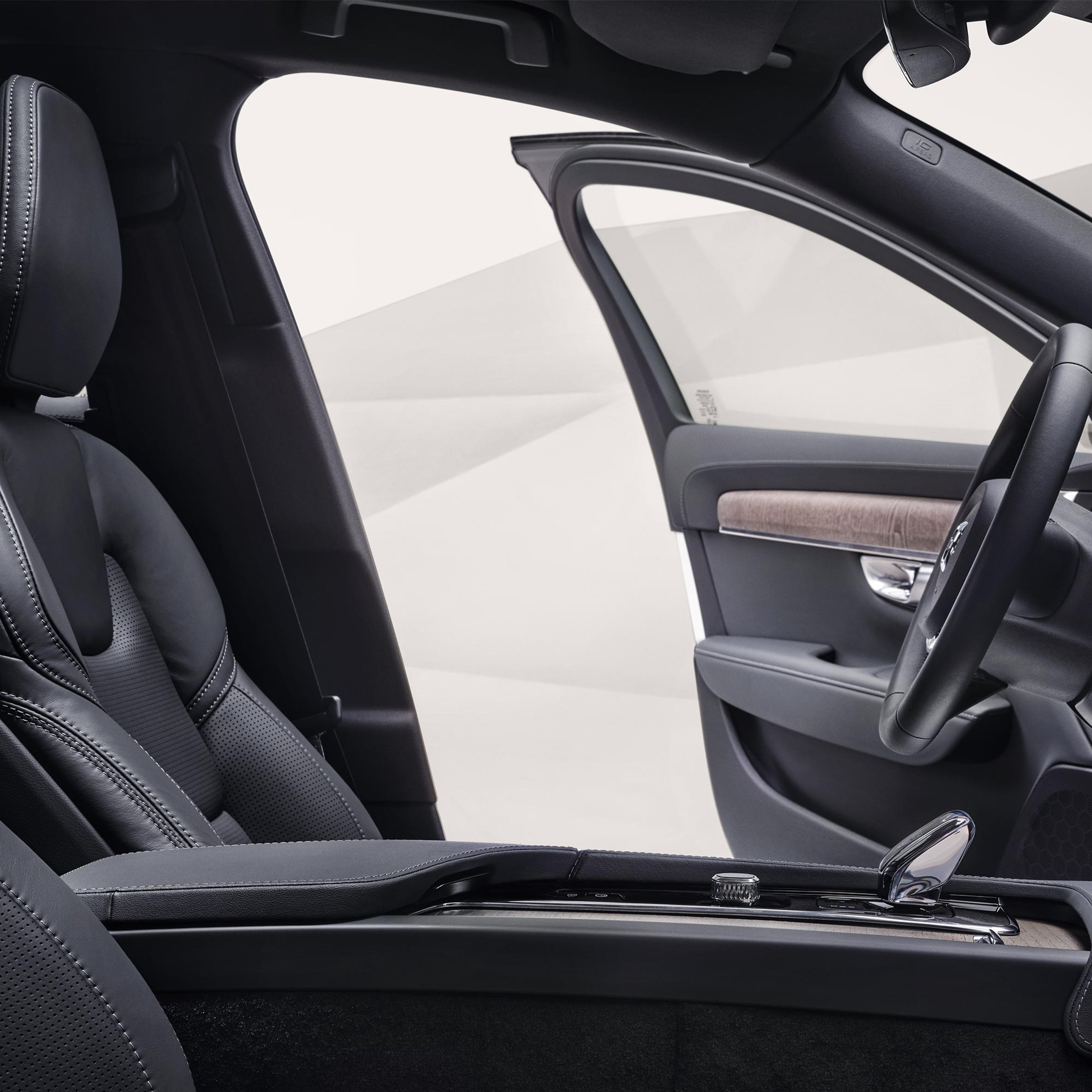 Vista interna di Volvo V90 Cross Country dal lato passeggero anteriore.