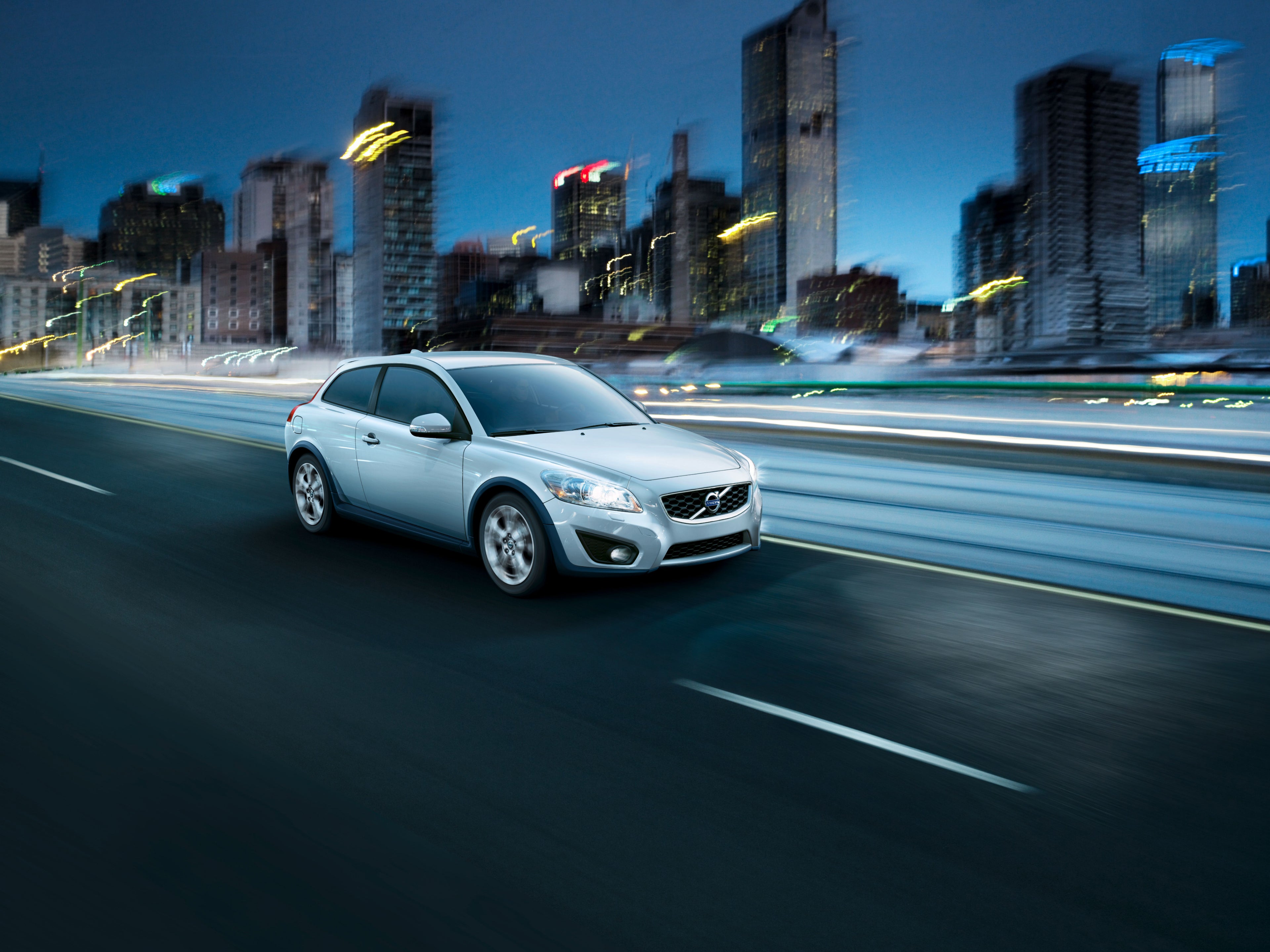 Un Volvo C30 circulando por un entorno urbano.