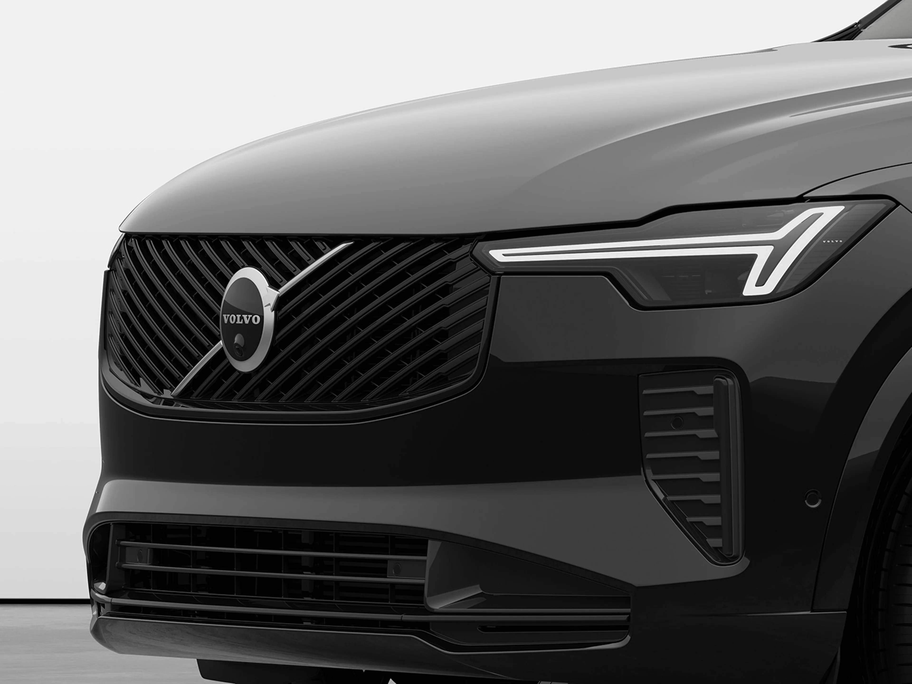 7シーターのXC90 plug-in hybridのフロントグリルを収めたフロントビュー画像。