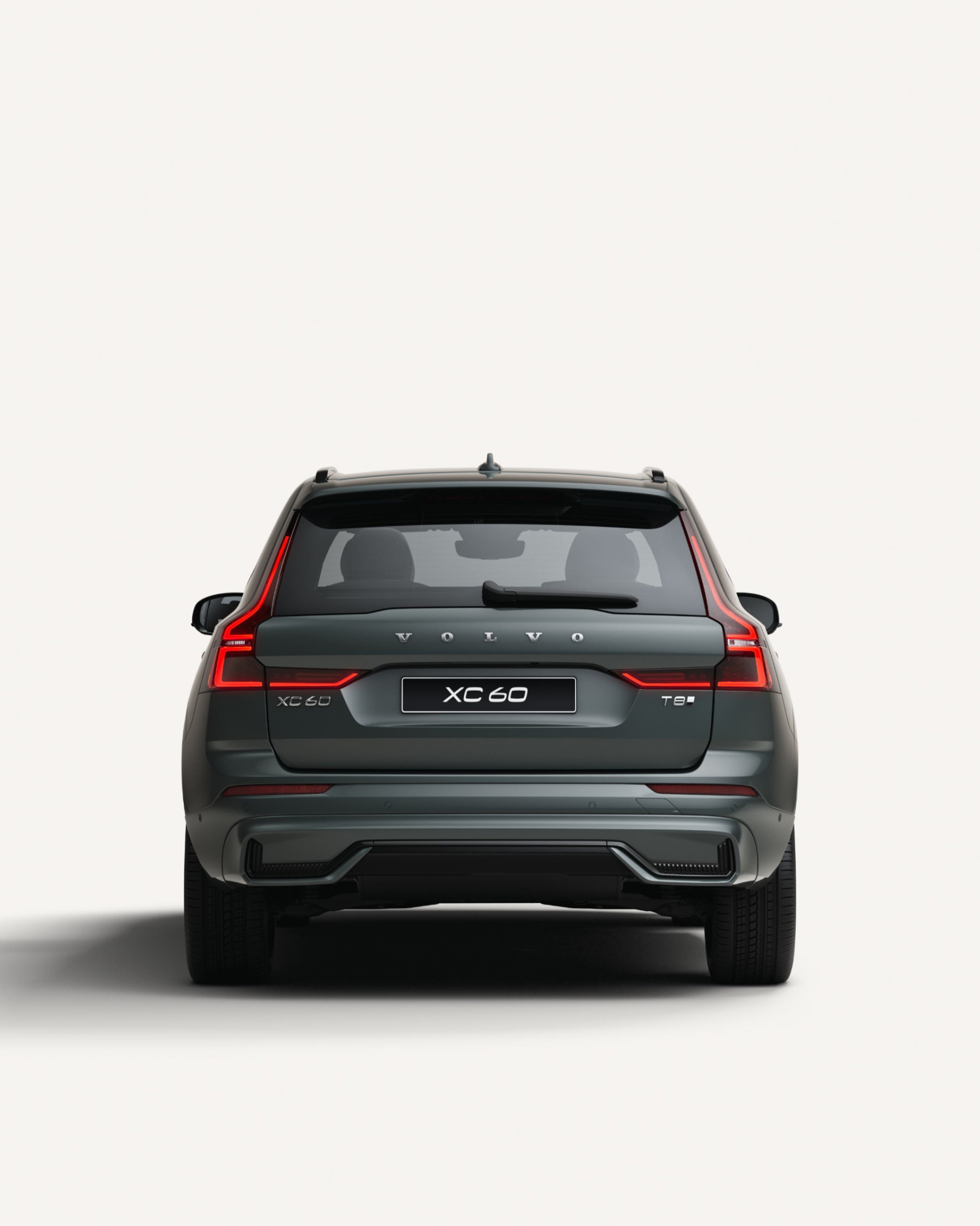 Vista posteriore del SUV di medie dimensioni Volvo XC60 Plug-in Hybrid in uno studio bianco.