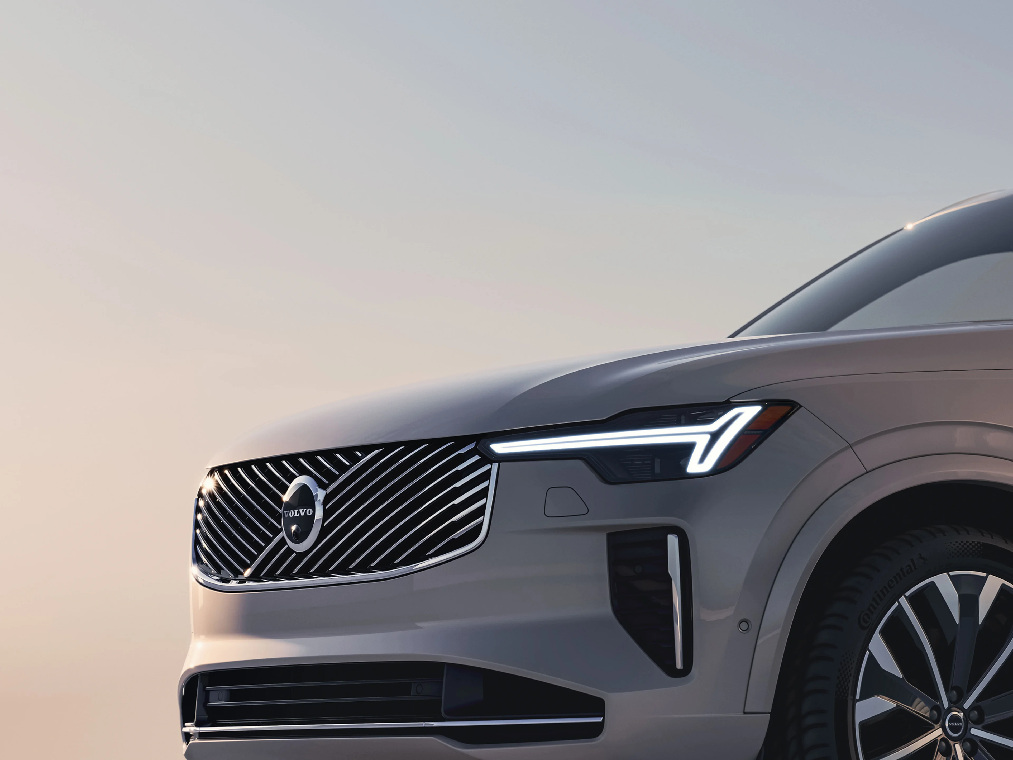 A front view of the XC90 plug-in hybrid 7-seater grill.