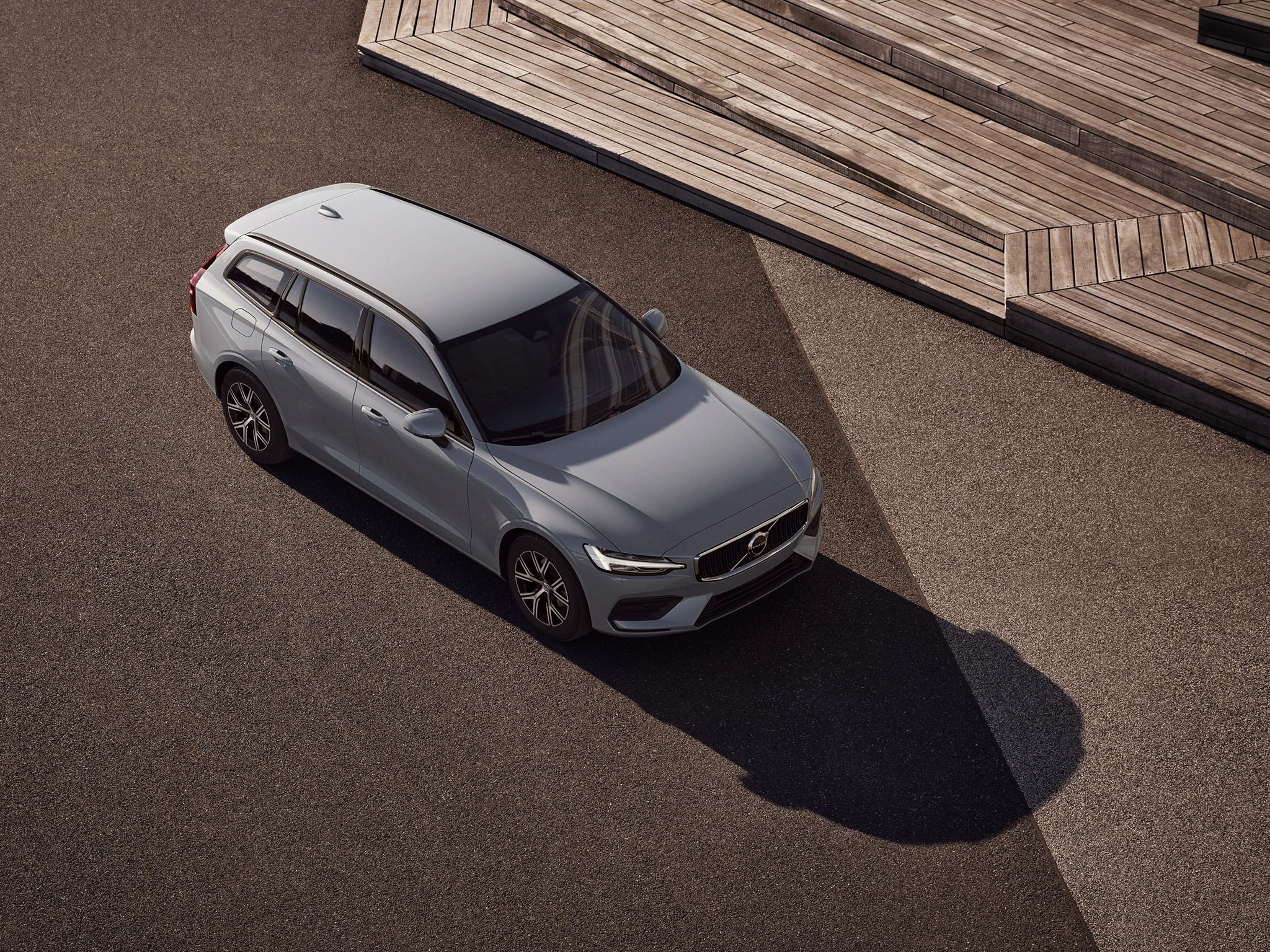 Grijze Volvo V60 in mooie architectonische ruimte.
